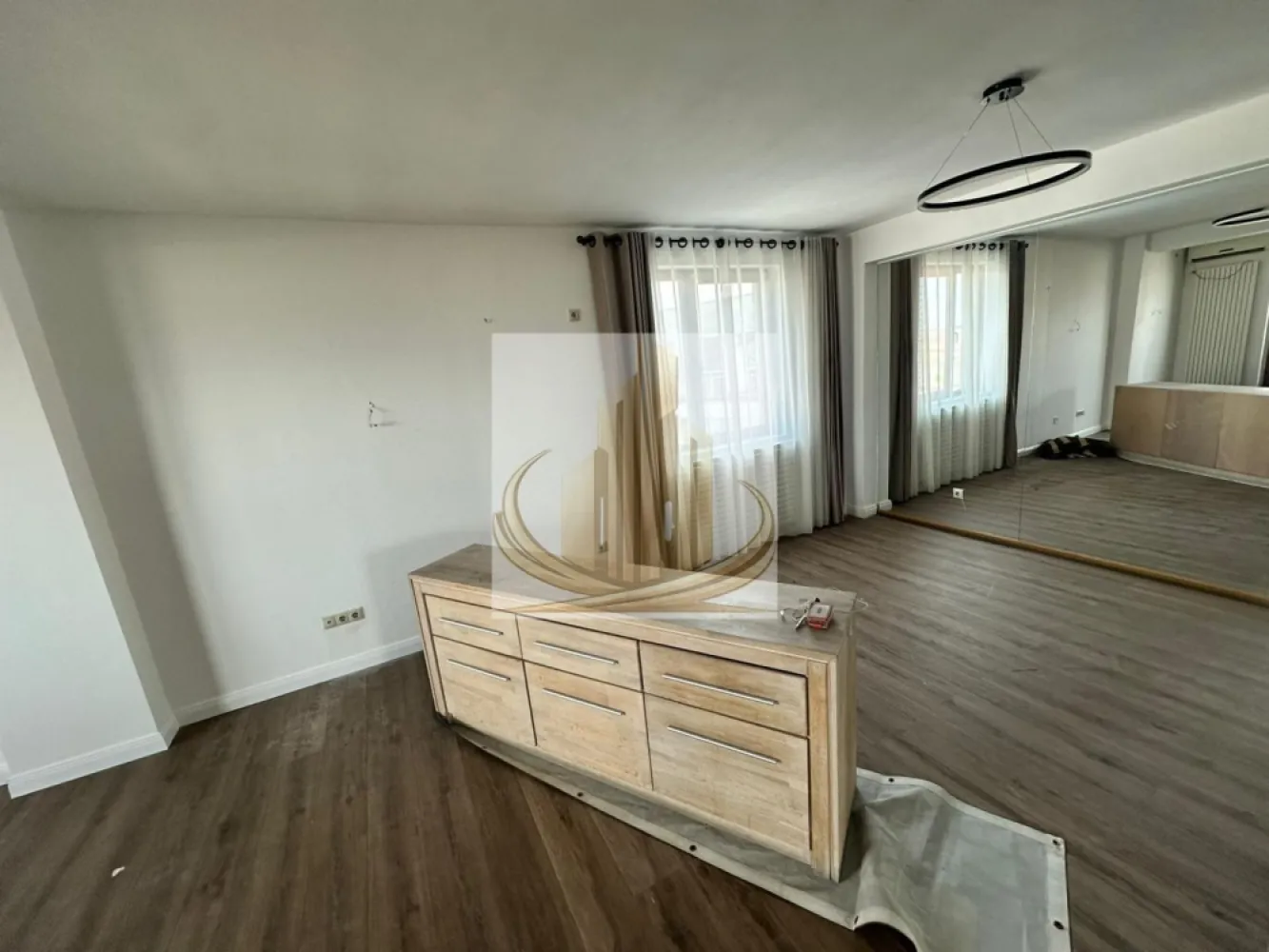 Penthouse Ștefan cel Mare | Spațiu birouri / clinică / beauty | Terasă - Grand Mobilis Imobiliare are plăcerea de a vă prezenta spre vânzare un spațiu versatil, ideal pentru birouri, clinică sau activități de înfrumusețare, situat într-un apartament tip penthouse, pe Ștefan cel Mare, la etajul 7 al unui imobil dotat cu lift. Proprietatea beneficiază de o compartimentare eficientă și este compusă din: * 3 camere spațioase * 2 băi * 2 balcoane * Terasă generoasă de 150 mp, situată pe acoperiș și înscrisă în CF Spațiul este potrivit pentru orice tip de activitate profesională, inclusiv salon de înfrumusețare, oferind flexibilitate și vizibilitate excelentă. Proprietatea are potențial investițional ridicat, putând genera venituri de aproximativ 800–900 euro/lună din chirii. În prezent, spațiul nu este închiriat. Dotări: * geamuri termopan * aparate de aer condiționat în fiecare cameră * încălzire prin calorifere * parchet din lemn masiv Pentru mai multe detalii sau programarea unei vizionări, echipa Grand Mobilis Imobiliare vă stă la dispoziție! ID intern: CP3013544 }}