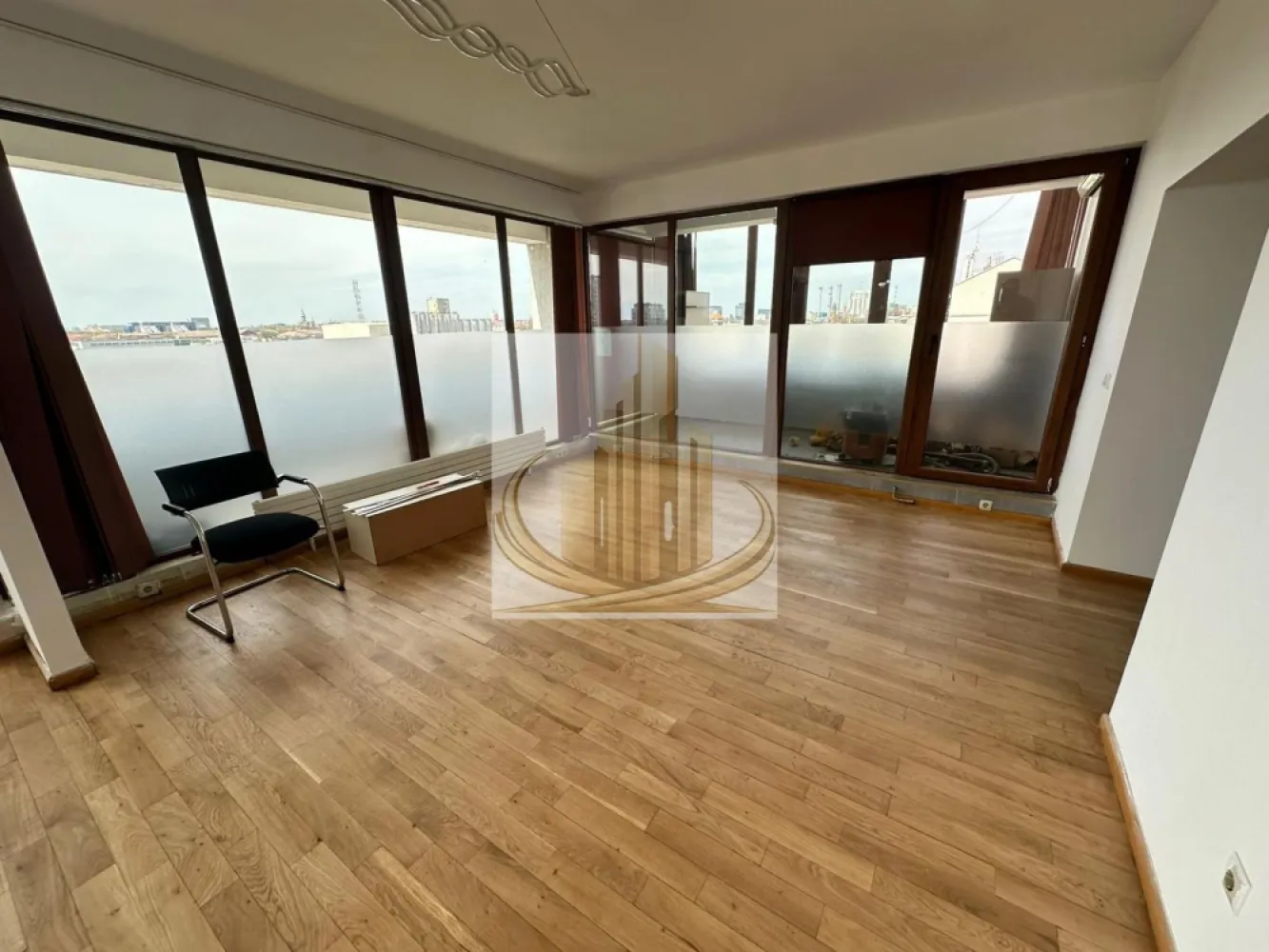 Penthouse de Lux pe Ștefan cel Mare | 154 mp + Terasă 150 mp - Grand Mobilis Imobiliare are plăcerea de a vă prezenta spre inchiriere un apartament tip penthouse spectaculos, situat pe Ștefan cel Mare, la etajul 7 al unui imobil cu lift, cu o priveliște impresionantă asupra orașului. Această proprietate exclusivistă se remarcă prin: * 154 mp utili de spațiu generos * 3 camere luminoase * 2 băi moderne * 2 balcoane * Terasă de 150 mp pe acoperiș, perfectă pentru relaxare sau evenimente, înscrisă în CF Dotări premium: * geamuri termopan * aparate de aer condiționat în fiecare cameră * încălzire prin calorifere * parchet din lemn masiv Apartamentul este ideal atât pentru locuință de lux, cât și pentru birouri, clinică sau spațiu de înfrumusețare, oferind confort, eleganță și funcționalitate într-o locație centrală și exclusivistă. Pentru mai multe detalii sau programarea unei vizionări, echipa Grand Mobilis Imobiliare vă stă la dispoziție! ID intern: CP3014659 }}