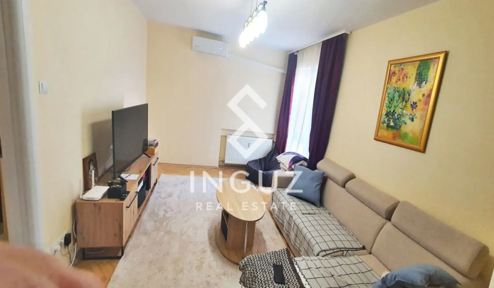 Apartament 2 camere de închiriat | Iancului, București - Apartament 2 camere de închiriat | Iancului, București Preț: 2.400 RON (negociabil) Comision agenție: 50% Locație: Iancului – la aproximativ 50 m de stația de metrou Piața Iancului În apropiere de Parcul Tolbuhin, Școala 56 și Liceul Hasdeu Detalii proprietate: Tip: apartament 2 camere Suprafață utilă: 48 m² Compartimentare: semidecomandat Etaj: 2 / 10 An construcție: 1970 (bloc reabilitat termic) Încălzire: centralizată (repartitoare) Disponibil din: 01.05.2026 Clasă energetică: A Dotări: Complet renovat Mobilat complet Aer condiționat Mașină de spălat Frigider Aragaz + cuptor + hotă Boiler baie Internet (fibra optică – RCS) Debara Senzor de fum Descriere: Apartament de 2 camere, situat la etajul 2, într-un bloc reabilitat termic, cu vedere către Parcul Tolbuhin. Locuința este complet renovată și se prezintă într-o stare impecabilă, fiind mobilată și utilată complet, pregătită pentru mutare imediată. Acces excelent la mijloace de transport (metrou, tramvai, autobuz, troleibuz), la doar câțiva pași de stația Piața Iancului. Condiții: Nu se acceptă animale de companie Inguz Real Estate 📱 +40 774 017 567 (WhatsApp) ✉️ info@inguzrealestate.com }}