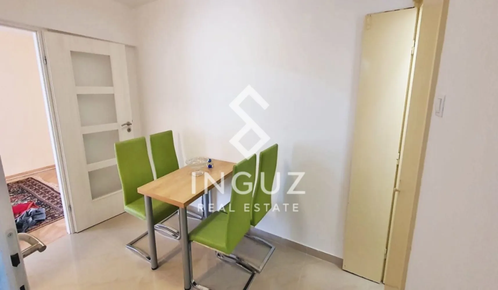 Apartament 2 camere de închiriat | Iancului, București - Apartament 2 camere de închiriat | Iancului, București Preț: 2.400 RON (negociabil) Comision agenție: 50% Locație: Iancului – la aproximativ 50 m de stația de metrou Piața Iancului În apropiere de Parcul Tolbuhin, Școala 56 și Liceul Hasdeu Detalii proprietate: Tip: apartament 2 camere Suprafață utilă: 48 m² Compartimentare: semidecomandat Etaj: 2 / 10 An construcție: 1970 (bloc reabilitat termic) Încălzire: centralizată (repartitoare) Disponibil din: 01.05.2026 Clasă energetică: A Dotări: Complet renovat Mobilat complet Aer condiționat Mașină de spălat Frigider Aragaz + cuptor + hotă Boiler baie Internet (fibra optică – RCS) Debara Senzor de fum Descriere: Apartament de 2 camere, situat la etajul 2, într-un bloc reabilitat termic, cu vedere către Parcul Tolbuhin. Locuința este complet renovată și se prezintă într-o stare impecabilă, fiind mobilată și utilată complet, pregătită pentru mutare imediată. Acces excelent la mijloace de transport (metrou, tramvai, autobuz, troleibuz), la doar câțiva pași de stația Piața Iancului. Condiții: Nu se acceptă animale de companie Inguz Real Estate 📱 +40 774 017 567 (WhatsApp) ✉️ info@inguzrealestate.com }}