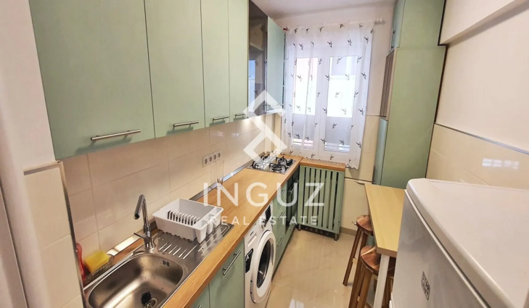 Apartament 2 camere de închiriat | Iancului, București - Apartament 2 camere de închiriat | Iancului, București Preț: 2.400 RON (negociabil) Comision agenție: 50% Locație: Iancului – la aproximativ 50 m de stația de metrou Piața Iancului În apropiere de Parcul Tolbuhin, Școala 56 și Liceul Hasdeu Detalii proprietate: Tip: apartament 2 camere Suprafață utilă: 48 m² Compartimentare: semidecomandat Etaj: 2 / 10 An construcție: 1970 (bloc reabilitat termic) Încălzire: centralizată (repartitoare) Disponibil din: 01.05.2026 Clasă energetică: A Dotări: Complet renovat Mobilat complet Aer condiționat Mașină de spălat Frigider Aragaz + cuptor + hotă Boiler baie Internet (fibra optică – RCS) Debara Senzor de fum Descriere: Apartament de 2 camere, situat la etajul 2, într-un bloc reabilitat termic, cu vedere către Parcul Tolbuhin. Locuința este complet renovată și se prezintă într-o stare impecabilă, fiind mobilată și utilată complet, pregătită pentru mutare imediată. Acces excelent la mijloace de transport (metrou, tramvai, autobuz, troleibuz), la doar câțiva pași de stația Piața Iancului. Condiții: Nu se acceptă animale de companie Inguz Real Estate 📱 +40 774 017 567 (WhatsApp) ✉️ info@inguzrealestate.com }}