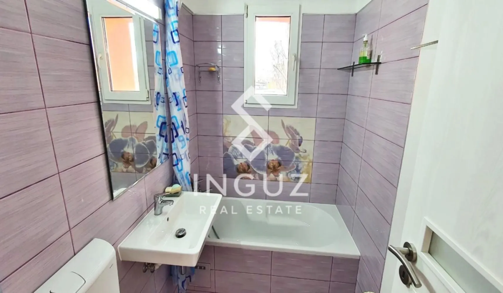 Apartament 2 camere de închiriat | Iancului, București - Apartament 2 camere de închiriat | Iancului, București Preț: 2.400 RON (negociabil) Comision agenție: 50% Locație: Iancului – la aproximativ 50 m de stația de metrou Piața Iancului În apropiere de Parcul Tolbuhin, Școala 56 și Liceul Hasdeu Detalii proprietate: Tip: apartament 2 camere Suprafață utilă: 48 m² Compartimentare: semidecomandat Etaj: 2 / 10 An construcție: 1970 (bloc reabilitat termic) Încălzire: centralizată (repartitoare) Disponibil din: 01.05.2026 Clasă energetică: A Dotări: Complet renovat Mobilat complet Aer condiționat Mașină de spălat Frigider Aragaz + cuptor + hotă Boiler baie Internet (fibra optică – RCS) Debara Senzor de fum Descriere: Apartament de 2 camere, situat la etajul 2, într-un bloc reabilitat termic, cu vedere către Parcul Tolbuhin. Locuința este complet renovată și se prezintă într-o stare impecabilă, fiind mobilată și utilată complet, pregătită pentru mutare imediată. Acces excelent la mijloace de transport (metrou, tramvai, autobuz, troleibuz), la doar câțiva pași de stația Piața Iancului. Condiții: Nu se acceptă animale de companie Inguz Real Estate 📱 +40 774 017 567 (WhatsApp) ✉️ info@inguzrealestate.com }}