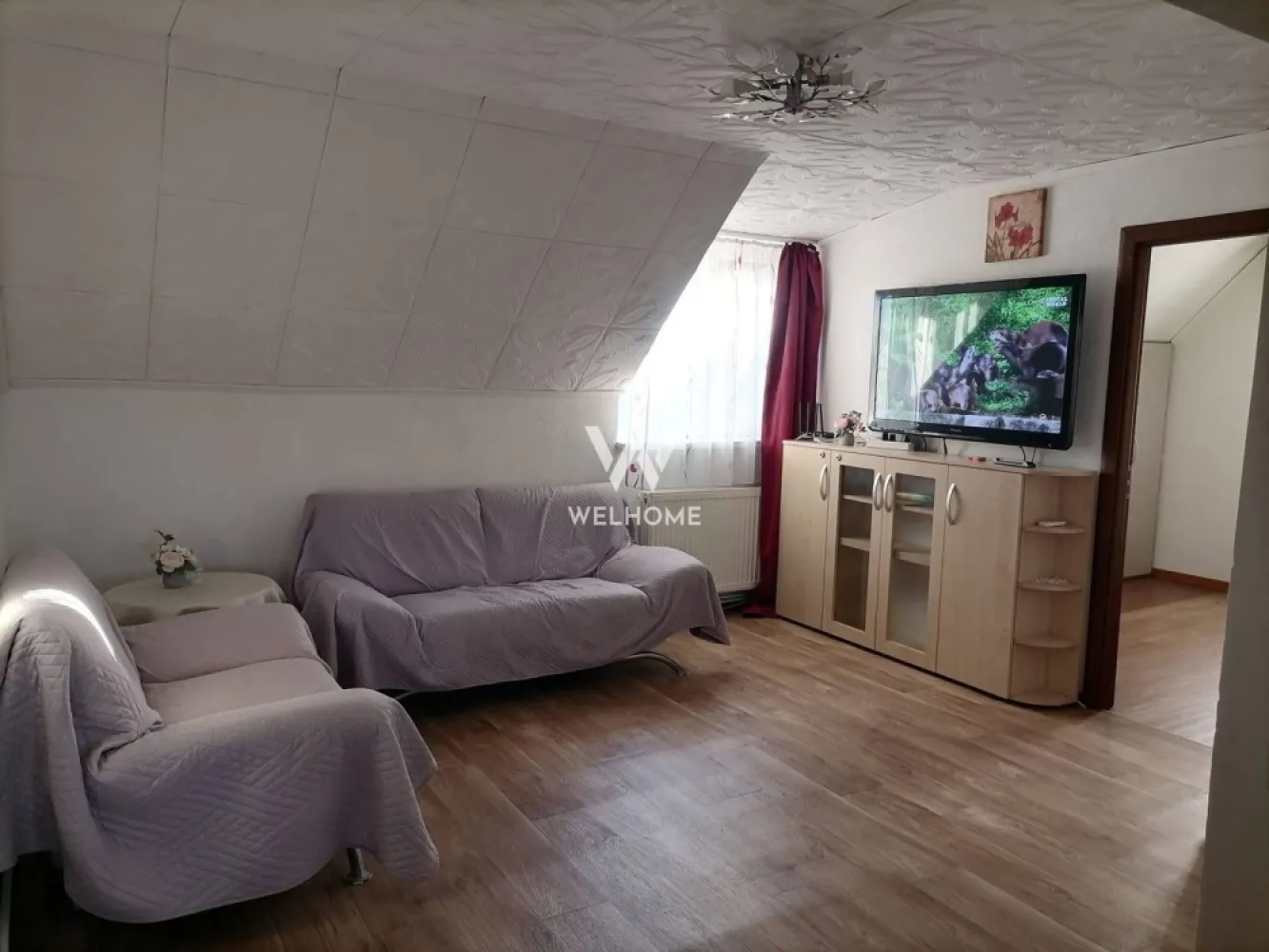 Ap 3 camere, complet mobilat, zonă liniștită, lângă Promenada Mall - Se oferă spre închiriere un apartament spațios și luminos, situat într-o zonă liniștită de case, ideal pentru persoane serioase care își doresc confort și acces rapid la punctele de interes din oraș. Are o suprafata de 65 mp+ 8 mp suprafata balconului La doar 2 minute de Promenada Mall!! Locuința este complet mobilată și utilată „la cheie”, exact ca în poze: living generos cu zonă de relaxare și TV, bucătărie separată complet echipată, 2 dormitoare, baie cu cadă și mașină de spălat, plus multiple spații de depozitare. Beneficiază de aer condiționat și lumină naturală din plin. ✔ 3 camere decomandate ✔ Complet mobilat și utilat ✔ Aer condiționat ✔ Zonă liniștită, de case Se închiriază pe termen lung. Nu se acceptă fumători sau animale de companie. Preț: 350 €/lună + o lună garanție (fix) Telefon: 0743292794 }}