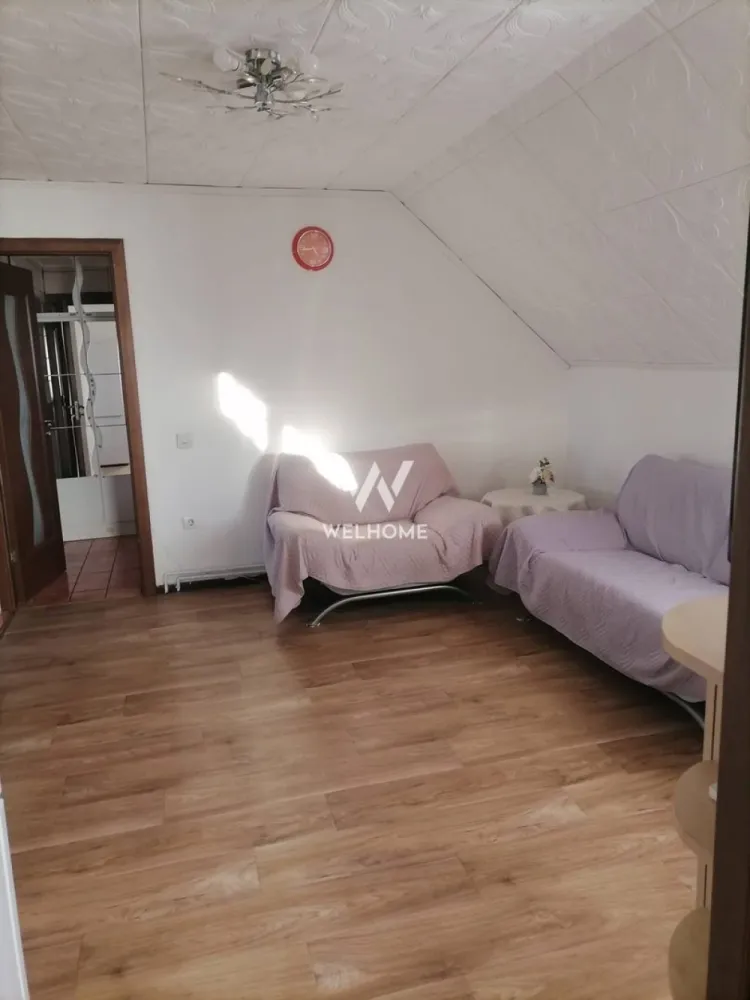 Ap 3 camere, complet mobilat, zonă liniștită, lângă Promenada Mall - Se oferă spre închiriere un apartament spațios și luminos, situat într-o zonă liniștită de case, ideal pentru persoane serioase care își doresc confort și acces rapid la punctele de interes din oraș. Are o suprafata de 65 mp+ 8 mp suprafata balconului La doar 2 minute de Promenada Mall!! Locuința este complet mobilată și utilată „la cheie”, exact ca în poze: living generos cu zonă de relaxare și TV, bucătărie separată complet echipată, 2 dormitoare, baie cu cadă și mașină de spălat, plus multiple spații de depozitare. Beneficiază de aer condiționat și lumină naturală din plin. ✔ 3 camere decomandate ✔ Complet mobilat și utilat ✔ Aer condiționat ✔ Zonă liniștită, de case Se închiriază pe termen lung. Nu se acceptă fumători sau animale de companie. Preț: 350 €/lună + o lună garanție (fix) Telefon: 0743292794 }}