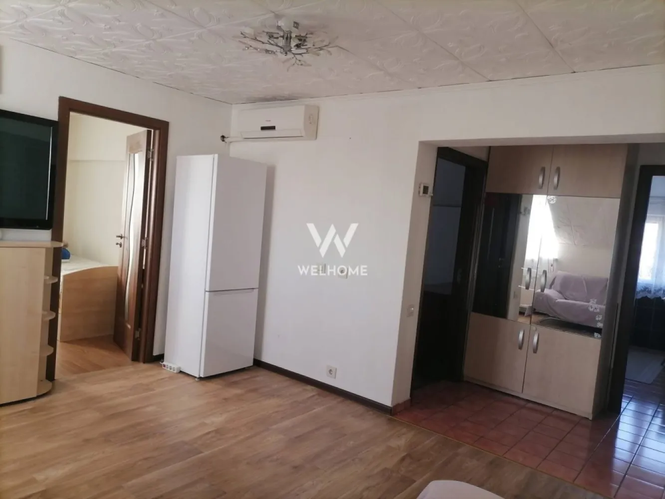 Ap 3 camere, complet mobilat, zonă liniștită, lângă Promenada Mall - Se oferă spre închiriere un apartament spațios și luminos, situat într-o zonă liniștită de case, ideal pentru persoane serioase care își doresc confort și acces rapid la punctele de interes din oraș. Are o suprafata de 65 mp+ 8 mp suprafata balconului La doar 2 minute de Promenada Mall!! Locuința este complet mobilată și utilată „la cheie”, exact ca în poze: living generos cu zonă de relaxare și TV, bucătărie separată complet echipată, 2 dormitoare, baie cu cadă și mașină de spălat, plus multiple spații de depozitare. Beneficiază de aer condiționat și lumină naturală din plin. ✔ 3 camere decomandate ✔ Complet mobilat și utilat ✔ Aer condiționat ✔ Zonă liniștită, de case Se închiriază pe termen lung. Nu se acceptă fumători sau animale de companie. Preț: 350 €/lună + o lună garanție (fix) Telefon: 0743292794 }}