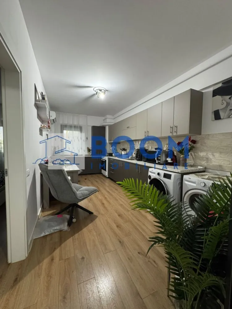 Studio | Zona Centrala | Parter Inalt | Parcare exterioara - Studio premium, complet mobilat și utilat, cu parcare – Veranda Residence, Râmnicu Vâlcea | Vedere spre Parcul Zăvoi

BOOM Imobiliare vă propune spre vânzare un studio modern, cu o suprafață utilă de 41,4 mp, situat la parter înalt în ansamblul rezidențial Veranda Residence din Râmnicu Vâlcea, beneficiind de o priveliște frumoasă către Parcul Zăvoi.

Locuința este finisată și mobilată la cheie, fiind pregătită pentru mutare imediată, fără investiții suplimentare. Compartimentarea este practică și luminoasă, incluzând:

dormitor;
living cu bucătărie open-space;
baie;
hol.

Dotări și beneficii:

loc de parcare exterior inclus;
încălzire în pardoseală;
centrală termică proprie;
aer condiționat;
rulouri electrice;
electrocasnice incluse;
mobilier modern și finisaje de calitate.

Poziționarea excelentă, cu vedere către Parcul Zăvoi, oferă un cadru liniștit și plăcut, fiind o alegere ideală atât pentru locuit, cât și pentru investiție.

Pentru mai multe informații și programarea unei vizionări, echipa BOOM Imobiliare vă stă la dispoziție. CP3226104