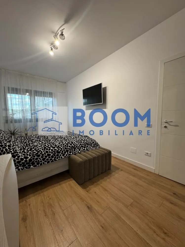 Studio | Zona Centrala | Parter Inalt | Parcare exterioara - Studio premium, complet mobilat și utilat, cu parcare – Veranda Residence, Râmnicu Vâlcea | Vedere spre Parcul Zăvoi

BOOM Imobiliare vă propune spre vânzare un studio modern, cu o suprafață utilă de 41,4 mp, situat la parter înalt în ansamblul rezidențial Veranda Residence din Râmnicu Vâlcea, beneficiind de o priveliște frumoasă către Parcul Zăvoi.

Locuința este finisată și mobilată la cheie, fiind pregătită pentru mutare imediată, fără investiții suplimentare. Compartimentarea este practică și luminoasă, incluzând:

dormitor;
living cu bucătărie open-space;
baie;
hol.

Dotări și beneficii:

loc de parcare exterior inclus;
încălzire în pardoseală;
centrală termică proprie;
aer condiționat;
rulouri electrice;
electrocasnice incluse;
mobilier modern și finisaje de calitate.

Poziționarea excelentă, cu vedere către Parcul Zăvoi, oferă un cadru liniștit și plăcut, fiind o alegere ideală atât pentru locuit, cât și pentru investiție.

Pentru mai multe informații și programarea unei vizionări, echipa BOOM Imobiliare vă stă la dispoziție. CP3226104