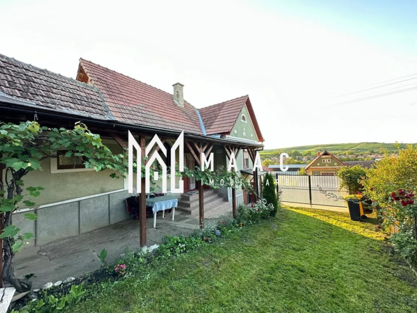 BLACK FRIDAY I Casă 100 mp utili I teren 1830 mp I Armeni - BLACK FRIDAY - Profită de cea mai bună perioadă din an pentru a deveni proprietar! Reducere de 3.500 euro Pret vechi - 82.500 euro Pret promotional - 79.000 euro Proprietate în exclusivitate – Casă cu 100 mp utili și teren de 1.830 mp, în Armeni, la 35 de minute de Sibiu MAAC Imobiliare propune în exclusivitate spre vânzare o proprietate deosebită, situată în localitatea Armeni, comuna Loamneș – o alegere excelentă pentru cei care își doresc liniște, aer curat și un cadru natural autentic, cu acces rapid către orașul Sibiu. Detalii generale: Suprafață totală teren: 1.830 mp Suprafață utilă casă: 100 mp Două numere administrative: casă + teren adiacent (intravilan), potrivit pentru construcție nouă Deschidere generoasă la două străzi asfaltate – 39 metri front stradal Proprietate disponibilă imediat Construcție solidă, edificată după 1962, cu pod mansardabil Poartă nouă din fier, instalată în 2024 Acoperiș schimbat integral la casă în urmă cu 5 ani; anexele au fost revizuite Compartimentare: 3 camere cu dușumea din lemn, ferestre și uși originale din lemn, în stare foarte bună Bucătărie complet utilată Baie cu finisaje moderne Cămară și debara Terasă acoperită Dependințe și anexe (88 mp construiți): Magazie Grajd Șură Două pivnițe tradiționale boltite din cărămidă și lemn, excelent conservate Dotări și utilități: Gaz, curent electric, apă curentă, canalizare Fântână proprie cu hidrofor funcțional Tâmplărie termopan la bucătărie și baie Teren și potențial: Sol fertil, care nu necesită îngrășăminte chimice – ideal pentru grădinărit, activități agricole sau spații recreative Pomi fructiferi și arbuști plantați Posibilitate de extindere sau construcție nouă pe terenul suplimentar (intravilan) Cadru ideal pentru microfermă, apicultură sau proiecte de reconversie rurală Variante flexibile de vânzare: Se poate achiziționa întreaga proprietate (casă + teren + anexe) Sau separat, având în vedere că o parte din teren este intravilan și se pretează pentru vânzare individuală Context local: Localitatea Armeni este cunoscută pentru tradițiile vii, comunitatea primitoare și păstrarea valorilor satului transilvănean. Zona oferă un echilibru ideal între liniștea rurală și proximitatea orașului Sibiu. Alte avantaje: Se vinde complet mobilată și utilată – pregătită pentru mutare imediată sau valorificare directă Potrivită pentru locuire permanentă, casă de vacanță sau investiție agroturistică Pentru mai multe informații și pentru a programa o vizionare, menționați ID-ul CP2810236 în apelul telefonic. }}