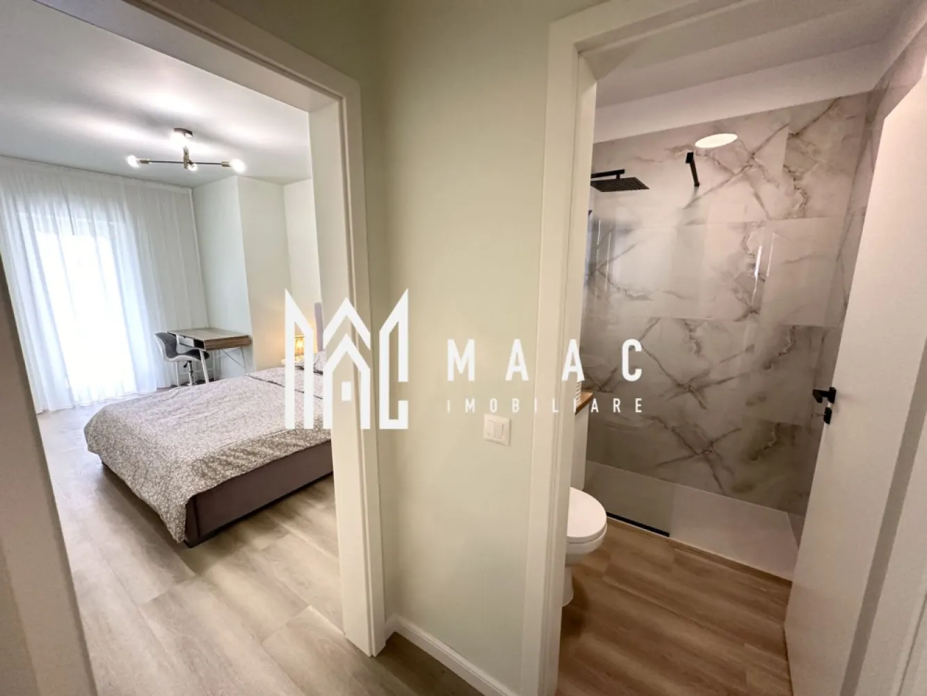 Apartament 2 camere | 53,55 MPU | Balcon | Loc de parcare - MAAC Imobiliare vă propune spre vânzare un apartament cu 2 camere în Sibiu, situat în Ansamblul Rezidențial într-o zonă aerisită, cu acces rapid către Zona Industrială Vest și principalele puncte de interes din oraș. Apartamentul are suprafață utilă de 53,55 mp și balcon tip logie de 7,29 mp, orientat spre sud, oferind lumină naturală pe tot parcursul zilei. Locuința este potrivită atât pentru locuit, cât și pentru investiție imobiliară în Sibiu. Detalii apartament Suprafață utilă: 53,55 mp Balcon: 7,29 mp Încălzire în pardoseală Compartimentare practică Vedere deschisă Loc de parcare inclus Compartimentare Hol de acces Living Bucătărie Dormitor Baie Balcon Opțiuni de predare Apartamentul poate fi predat în funcție de preferințele cumpărătorului, existând mai multe variante disponibile: Predare la alb – finisaje de bază realizate, pregătit pentru personalizarea interioară Predare la cheie – complet finisat, gata pentru mutare Predare complet mobilat și utilat – locuință pregătită pentru mutare imediată sau pentru investiție în închiriere A. Locație avantajoasă pentru un apartament nou în Sibiu Acces rapid către Zona Industrială Vest Conexiune rapidă către principalele artere ale orașului Zonă rezidențială aerisită, ferită de trafic intens Acces facil către magazine, servicii și zone comerciale Timp redus de deplasare către locul de muncă sau centrul orașului B. Eficiență energetică și dotări Încălzire în pardoseală Centrală termică în condensare Tâmplărie PVC cu 5 camere și 3 foi de sticlă Jaluzele electrice exterioare Aer condiționat inclus Balcon finisat cu granit și balustradă din sticlă securizată Izolație exterioară cu vată bazaltică Casa scării placată cu granit Fațadă decorată cu larice siberian și piatră naturală C. Spații verzi și confort în ansamblu 45% din suprafață destinată spațiilor verzi Sistem automatizat de irigație Arbori ornamentali maturi Vedere panoramică spre munți Orientare sudică pentru balcoane 4 căi de acces în ansamblu Locuri de joacă pentru copii Drumuri complet pavate Locuri de parcare incluse Ansamblu rezidențial cu densitate redusă a construcțiilor Pentru informații suplimentare, menționează codul ID: CP2956277 }}