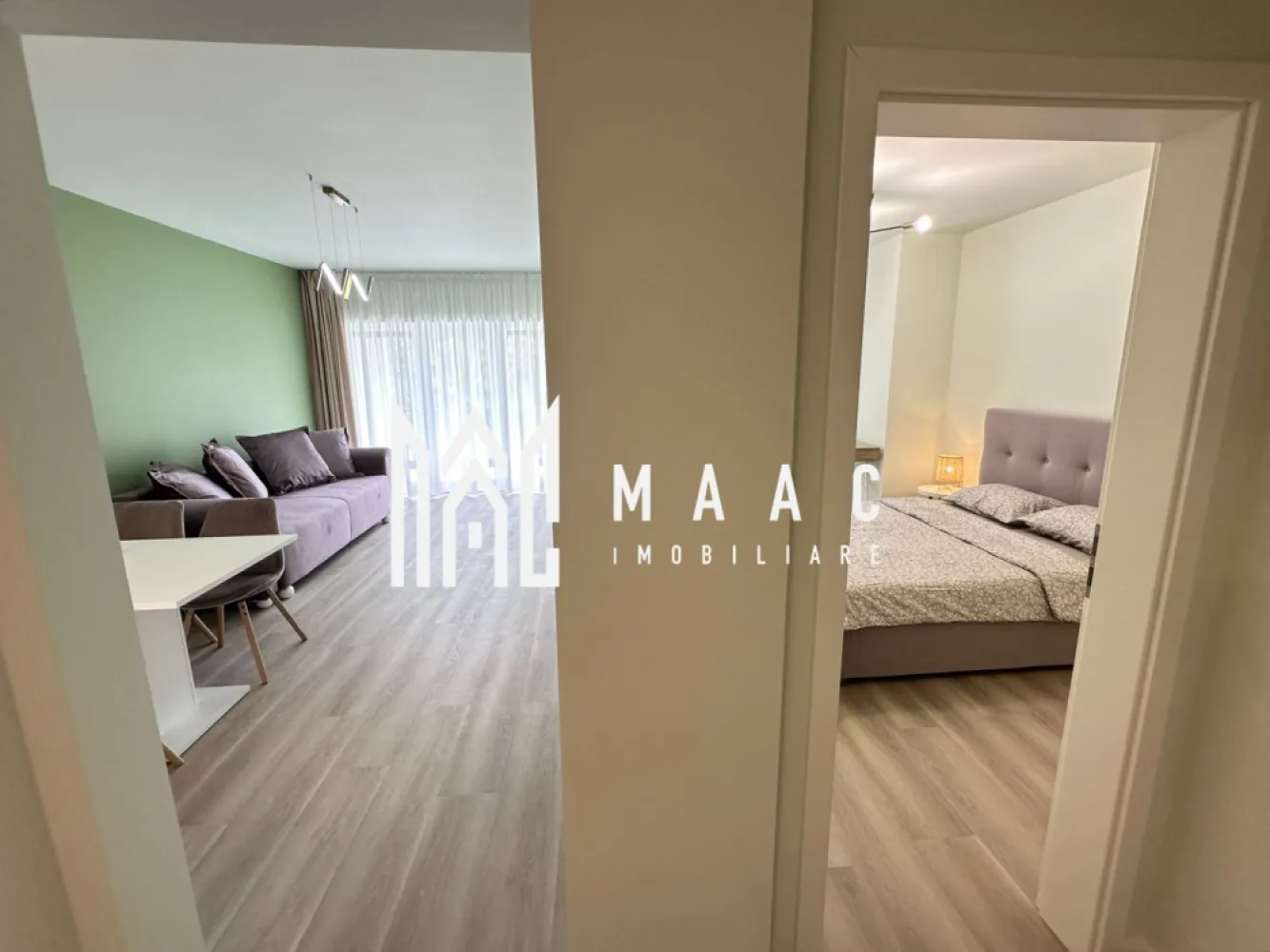 Apartament 2 camere | 53,55 MPU | Balcon | Loc de parcare - MAAC Imobiliare vă propune spre vânzare un apartament cu 2 camere în Sibiu, situat în Ansamblul Rezidențial într-o zonă aerisită, cu acces rapid către Zona Industrială Vest și principalele puncte de interes din oraș. Apartamentul are suprafață utilă de 53,55 mp și balcon tip logie de 7,29 mp, orientat spre sud, oferind lumină naturală pe tot parcursul zilei. Locuința este potrivită atât pentru locuit, cât și pentru investiție imobiliară în Sibiu. Detalii apartament Suprafață utilă: 53,55 mp Balcon: 7,29 mp Încălzire în pardoseală Compartimentare practică Vedere deschisă Loc de parcare inclus Compartimentare Hol de acces Living Bucătărie Dormitor Baie Balcon Opțiuni de predare Apartamentul poate fi predat în funcție de preferințele cumpărătorului, existând mai multe variante disponibile: Predare la alb – finisaje de bază realizate, pregătit pentru personalizarea interioară Predare la cheie – complet finisat, gata pentru mutare Predare complet mobilat și utilat – locuință pregătită pentru mutare imediată sau pentru investiție în închiriere A. Locație avantajoasă pentru un apartament nou în Sibiu Acces rapid către Zona Industrială Vest Conexiune rapidă către principalele artere ale orașului Zonă rezidențială aerisită, ferită de trafic intens Acces facil către magazine, servicii și zone comerciale Timp redus de deplasare către locul de muncă sau centrul orașului B. Eficiență energetică și dotări Încălzire în pardoseală Centrală termică în condensare Tâmplărie PVC cu 5 camere și 3 foi de sticlă Jaluzele electrice exterioare Aer condiționat inclus Balcon finisat cu granit și balustradă din sticlă securizată Izolație exterioară cu vată bazaltică Casa scării placată cu granit Fațadă decorată cu larice siberian și piatră naturală C. Spații verzi și confort în ansamblu 45% din suprafață destinată spațiilor verzi Sistem automatizat de irigație Arbori ornamentali maturi Vedere panoramică spre munți Orientare sudică pentru balcoane 4 căi de acces în ansamblu Locuri de joacă pentru copii Drumuri complet pavate Locuri de parcare incluse Ansamblu rezidențial cu densitate redusă a construcțiilor Pentru informații suplimentare, menționează codul ID: CP2956277 }}