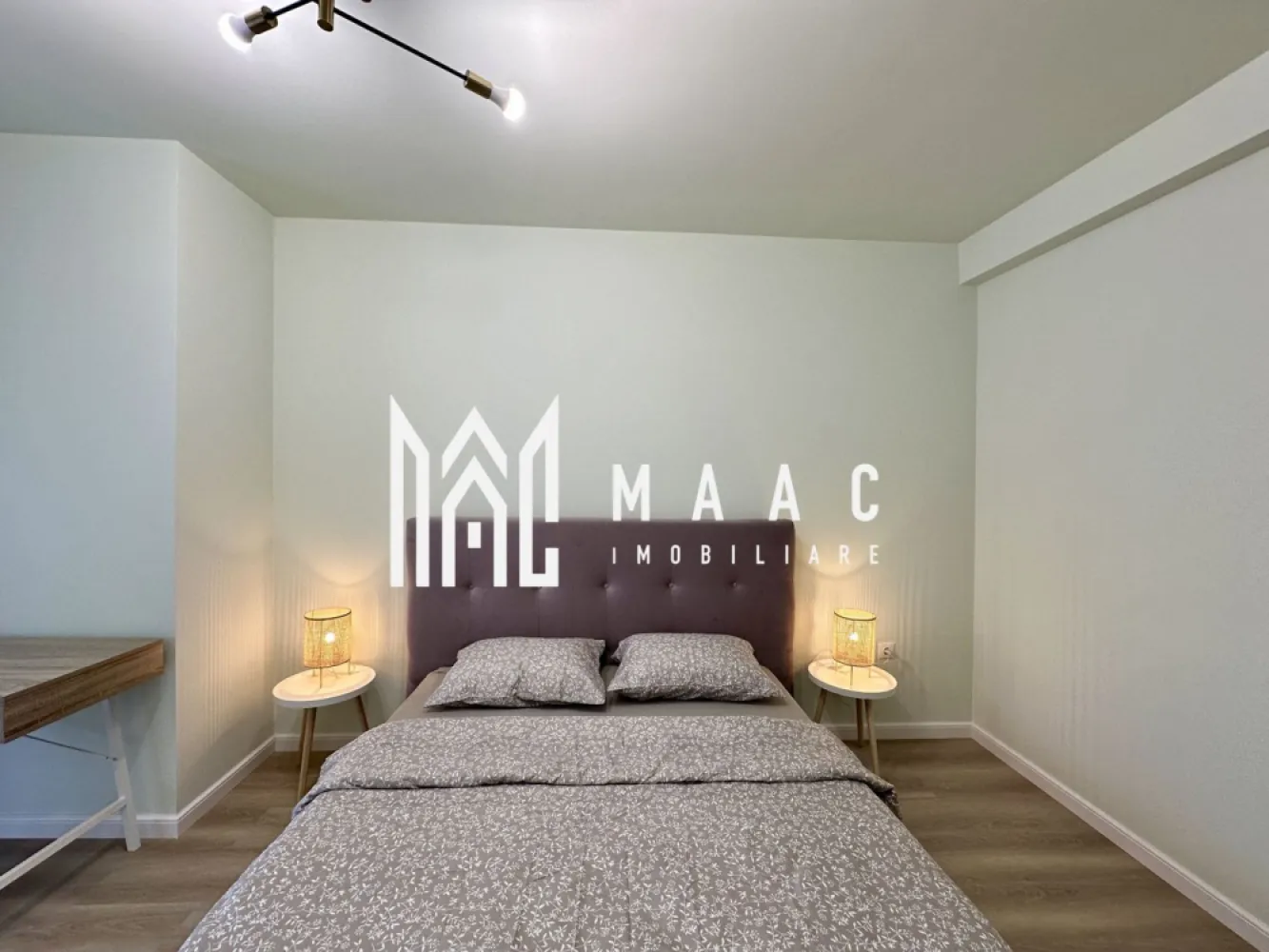 Apartament 2 camere | 53,55 MPU | Balcon | Loc de parcare - MAAC Imobiliare vă propune spre vânzare un apartament cu 2 camere în Sibiu, situat în Ansamblul Rezidențial într-o zonă aerisită, cu acces rapid către Zona Industrială Vest și principalele puncte de interes din oraș. Apartamentul are suprafață utilă de 53,55 mp și balcon tip logie de 7,29 mp, orientat spre sud, oferind lumină naturală pe tot parcursul zilei. Locuința este potrivită atât pentru locuit, cât și pentru investiție imobiliară în Sibiu. Detalii apartament Suprafață utilă: 53,55 mp Balcon: 7,29 mp Încălzire în pardoseală Compartimentare practică Vedere deschisă Loc de parcare inclus Compartimentare Hol de acces Living Bucătărie Dormitor Baie Balcon Opțiuni de predare Apartamentul poate fi predat în funcție de preferințele cumpărătorului, existând mai multe variante disponibile: Predare la alb – finisaje de bază realizate, pregătit pentru personalizarea interioară Predare la cheie – complet finisat, gata pentru mutare Predare complet mobilat și utilat – locuință pregătită pentru mutare imediată sau pentru investiție în închiriere A. Locație avantajoasă pentru un apartament nou în Sibiu Acces rapid către Zona Industrială Vest Conexiune rapidă către principalele artere ale orașului Zonă rezidențială aerisită, ferită de trafic intens Acces facil către magazine, servicii și zone comerciale Timp redus de deplasare către locul de muncă sau centrul orașului B. Eficiență energetică și dotări Încălzire în pardoseală Centrală termică în condensare Tâmplărie PVC cu 5 camere și 3 foi de sticlă Jaluzele electrice exterioare Aer condiționat inclus Balcon finisat cu granit și balustradă din sticlă securizată Izolație exterioară cu vată bazaltică Casa scării placată cu granit Fațadă decorată cu larice siberian și piatră naturală C. Spații verzi și confort în ansamblu 45% din suprafață destinată spațiilor verzi Sistem automatizat de irigație Arbori ornamentali maturi Vedere panoramică spre munți Orientare sudică pentru balcoane 4 căi de acces în ansamblu Locuri de joacă pentru copii Drumuri complet pavate Locuri de parcare incluse Ansamblu rezidențial cu densitate redusă a construcțiilor Pentru informații suplimentare, menționează codul ID: CP2956277 }}