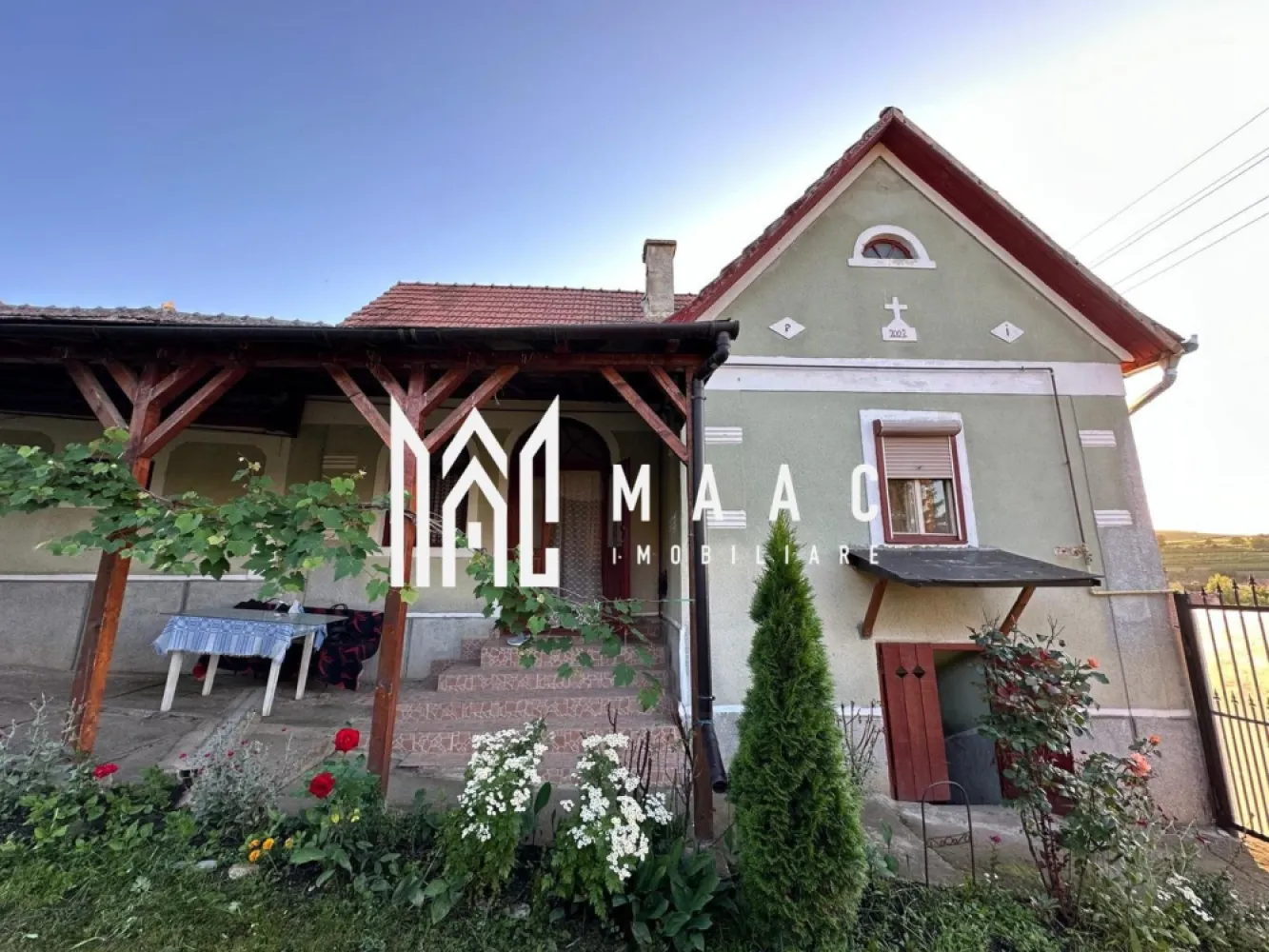 BLACK FRIDAY I Casă 100 mp utili I teren 1830 mp I Armeni - BLACK FRIDAY - Profită de cea mai bună perioadă din an pentru a deveni proprietar! Reducere de 3.500 euro Pret vechi - 82.500 euro Pret promotional - 79.000 euro Proprietate în exclusivitate – Casă cu 100 mp utili și teren de 1.830 mp, în Armeni, la 35 de minute de Sibiu MAAC Imobiliare propune în exclusivitate spre vânzare o proprietate deosebită, situată în localitatea Armeni, comuna Loamneș – o alegere excelentă pentru cei care își doresc liniște, aer curat și un cadru natural autentic, cu acces rapid către orașul Sibiu. Detalii generale: Suprafață totală teren: 1.830 mp Suprafață utilă casă: 100 mp Două numere administrative: casă + teren adiacent (intravilan), potrivit pentru construcție nouă Deschidere generoasă la două străzi asfaltate – 39 metri front stradal Proprietate disponibilă imediat Construcție solidă, edificată după 1962, cu pod mansardabil Poartă nouă din fier, instalată în 2024 Acoperiș schimbat integral la casă în urmă cu 5 ani; anexele au fost revizuite Compartimentare: 3 camere cu dușumea din lemn, ferestre și uși originale din lemn, în stare foarte bună Bucătărie complet utilată Baie cu finisaje moderne Cămară și debara Terasă acoperită Dependințe și anexe (88 mp construiți): Magazie Grajd Șură Două pivnițe tradiționale boltite din cărămidă și lemn, excelent conservate Dotări și utilități: Gaz, curent electric, apă curentă, canalizare Fântână proprie cu hidrofor funcțional Tâmplărie termopan la bucătărie și baie Teren și potențial: Sol fertil, care nu necesită îngrășăminte chimice – ideal pentru grădinărit, activități agricole sau spații recreative Pomi fructiferi și arbuști plantați Posibilitate de extindere sau construcție nouă pe terenul suplimentar (intravilan) Cadru ideal pentru microfermă, apicultură sau proiecte de reconversie rurală Variante flexibile de vânzare: Se poate achiziționa întreaga proprietate (casă + teren + anexe) Sau separat, având în vedere că o parte din teren este intravilan și se pretează pentru vânzare individuală Context local: Localitatea Armeni este cunoscută pentru tradițiile vii, comunitatea primitoare și păstrarea valorilor satului transilvănean. Zona oferă un echilibru ideal între liniștea rurală și proximitatea orașului Sibiu. Alte avantaje: Se vinde complet mobilată și utilată – pregătită pentru mutare imediată sau valorificare directă Potrivită pentru locuire permanentă, casă de vacanță sau investiție agroturistică Pentru mai multe informații și pentru a programa o vizionare, menționați ID-ul CP2810236 în apelul telefonic. }}