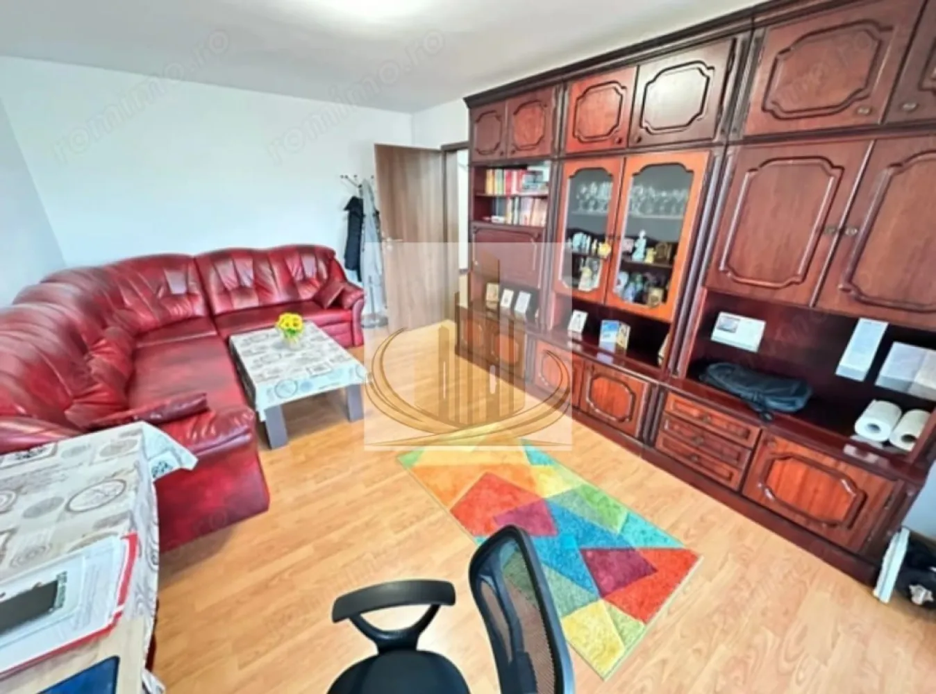 Apartament 3 camere complet renovat, mobilat, poziție ideala Girocului - Grand Mobilis Imobiliare vă propune spre vânzare un apartament complet renovat, pregătit pentru mutare imediată, situat într-o zonă liniștită și foarte bine poziționată din Girocului, pe strada Albac, în imediata apropiere a bisericii. Locația oferă acces rapid către principalele puncte de interes din Timișoara. Apartamentul este situat la etajul 4 din 4, cu acoperiș, și beneficiază de o orientare excelentă, având vedere pe trei părți, ceea ce asigură lumină naturală pe tot parcursul zilei. Suprafața totală este de 72 mp, incluzând balcoanele. Compartimentarea este practică și bine gândită: living generos, două dormitoare, bucătărie complet utilată, o baie renovată, două balcoane și un spațiu dedicat pentru amenajarea celei de-a doua băi. În plus, apartamentul dispune de boxă la subsol, ideală pentru depozitare. Proprietatea a fost renovată integral și se prezintă în stare excelentă. Dispune de centrală termică proprie nouă și aparate de aer condiționat noi, instalațiile electrice și sanitare fiind complet schimbate. Apartamentul este proaspăt zugrăvit și se vinde complet mobilat și utilat, fiind gata pentru mutare fără investiții suplimentare. Imobilul este ideal atât pentru locuință proprie, cât și pentru investiție. Zona este liniștită, cu acces facil la mijloace de transport în comun, școli, spital și magazine. Pentru mai multe detalii sau programarea unei vizionări, echipa Grand Mobilis Imobiliare vă stă la dispoziție.