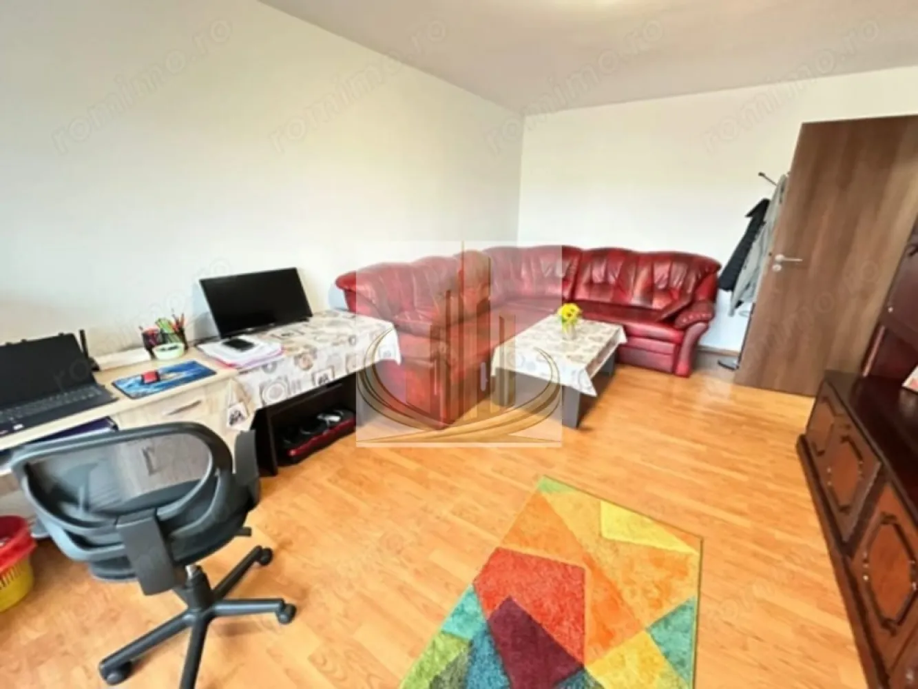 Apartament 3 camere complet renovat, mobilat, poziție ideala Girocului - Grand Mobilis Imobiliare vă propune spre vânzare un apartament complet renovat, pregătit pentru mutare imediată, situat într-o zonă liniștită și foarte bine poziționată din Girocului, pe strada Albac, în imediata apropiere a bisericii. Locația oferă acces rapid către principalele puncte de interes din Timișoara. Apartamentul este situat la etajul 4 din 4, cu acoperiș, și beneficiază de o orientare excelentă, având vedere pe trei părți, ceea ce asigură lumină naturală pe tot parcursul zilei. Suprafața totală este de 72 mp, incluzând balcoanele. Compartimentarea este practică și bine gândită: living generos, două dormitoare, bucătărie complet utilată, o baie renovată, două balcoane și un spațiu dedicat pentru amenajarea celei de-a doua băi. În plus, apartamentul dispune de boxă la subsol, ideală pentru depozitare. Proprietatea a fost renovată integral și se prezintă în stare excelentă. Dispune de centrală termică proprie nouă și aparate de aer condiționat noi, instalațiile electrice și sanitare fiind complet schimbate. Apartamentul este proaspăt zugrăvit și se vinde complet mobilat și utilat, fiind gata pentru mutare fără investiții suplimentare. Imobilul este ideal atât pentru locuință proprie, cât și pentru investiție. Zona este liniștită, cu acces facil la mijloace de transport în comun, școli, spital și magazine. Pentru mai multe detalii sau programarea unei vizionări, echipa Grand Mobilis Imobiliare vă stă la dispoziție. }}