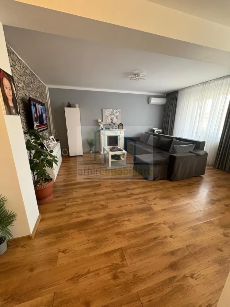 Apartament 2 camere PREMIUM | Parcare inclusă | Complet mobilat - Agentia ArhireImobiliare Vă ofera spre vanzare un apartament modern și elegant, situat în Pantelimon, la etajul 1 din 2 + mansardă, într-un bloc construit în 2017, cu supraveghere video și acte pregătite pentru vânzare. Proprietatea este gata de mutare și acceptă achiziție prin credit. Avantaje rare și cheie: 🚗 Parcare exterioara inclusă – rar în zonă, confort și siguranță garantate 🛋️ Complet mobilat și utilat – mutare imediată fără investiții suplimentare 🏢 Bloc nou 2017 cu supraveghere video – securitate și liniște 🔑 Etaj 1 – acces facil și confort optim Acte pregătite și posibilitate achiziție prin credit Compartimentare: Living spațios și luminos Dormitor confortabil Bucătărie complet utilată Baie generoasă Dressing și balcon Locație excelentă – totul la doi pași: 🛒 Kaufland & benzinarie – la 2 pași 🛒 Lidl – 10 minute de mers pe jos 🛒 Selgros – acces rapid 🚇 Transport public la îndemână și metrou la 10–12 minute cu mașina 🌳 Zonă liniștită și sigură Potențial investițional: 💸 Chirie estimată: 420 – 450 €/lună – randament stabil 🔄 Cerere mare pentru apartamente complet mobilate cu parcare și bloc sigur 📈 Investiție pe termen mediu și lung, cu apreciere garantată în zonă Apartamentul se vinde complet mobilat si utilat , loc de parcare inclus la pretul de 95800 Usor Negociabil Va asteptam la vizionare }}