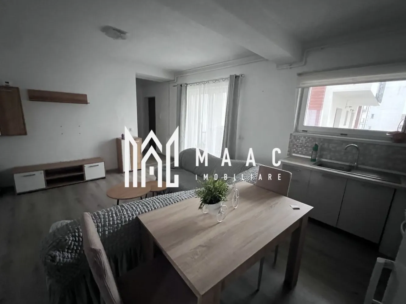 Apartament 3 camere | 70 MPU | Arhitectilor - MAAC Imobiliare vă propune spre închiriere un apartament cu 3 camere situat în Cartierul Arhitecților zonă accesibilă. Locuința este situată la etajul 1 si beneficiază de o compartimentare practică, este luminoasă și bine întreținută. Compartimentare: 3 camere (living cu canapea extensibilă și 2 dormitor cu pat matrimonial) bucătărie baie hol de acces. Suprafață utilă: 65 mp Dotări: centrală termică proprie nouă (în garanție) Puncte de interes: În proximitate se află stații de transport în comun, magazine, școli și zone verzi pentru relaxare. Pentru mai multe detalii sau programarea unei vizionări, vă rugăm să ne contactați și să menționați codul de identificare al proprietății. ID: CP3016464