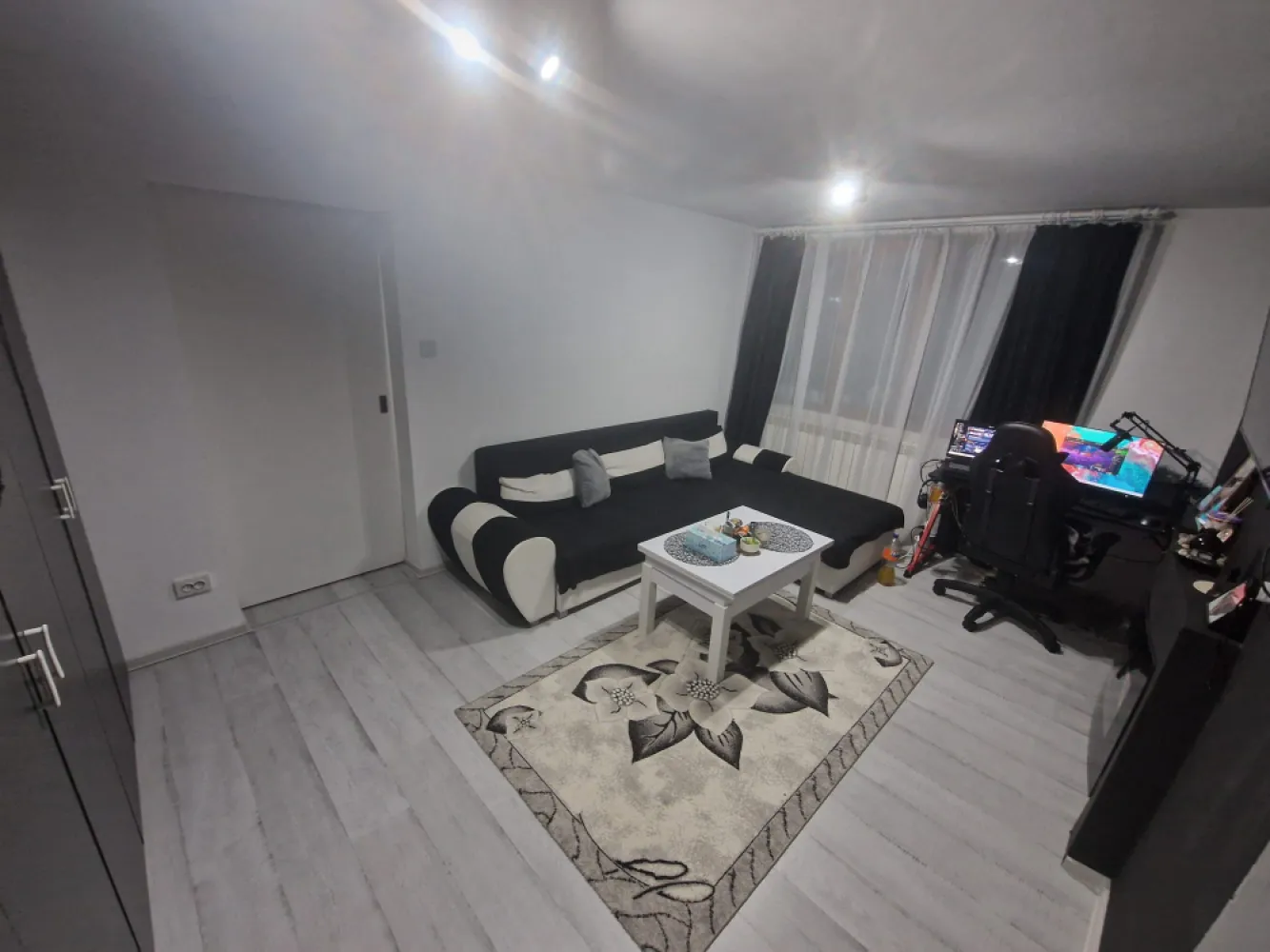 Vând apartament 2 camere Straja - Vând apartament 2 camere, 55 mp, situat la parter, complet renovat, cu îmbunătățiri multiple. Dispune de centrală proprie pe gaz, geamuri termopan tripan și este racordat separat la toate utilitățile. Zonă liniștită, posibilitate achiziție loc parcare. Zona verde, aproape de supermarketuri, spital, grădiniță și școală. Aproape de stațiunea Straja!Se vinde mobilat, gata de mutare.Blocul urmează să fie renovat complet, un plus important pentru investiție.Prețul este ușor negociabil, accept schimburi cu garsonieră și diferență. Plata în rate, prin notar, avans 20.000€ iar diferența în maxim 12 luni.Pentru detalii și vizionare, sunați cu încredere. }}