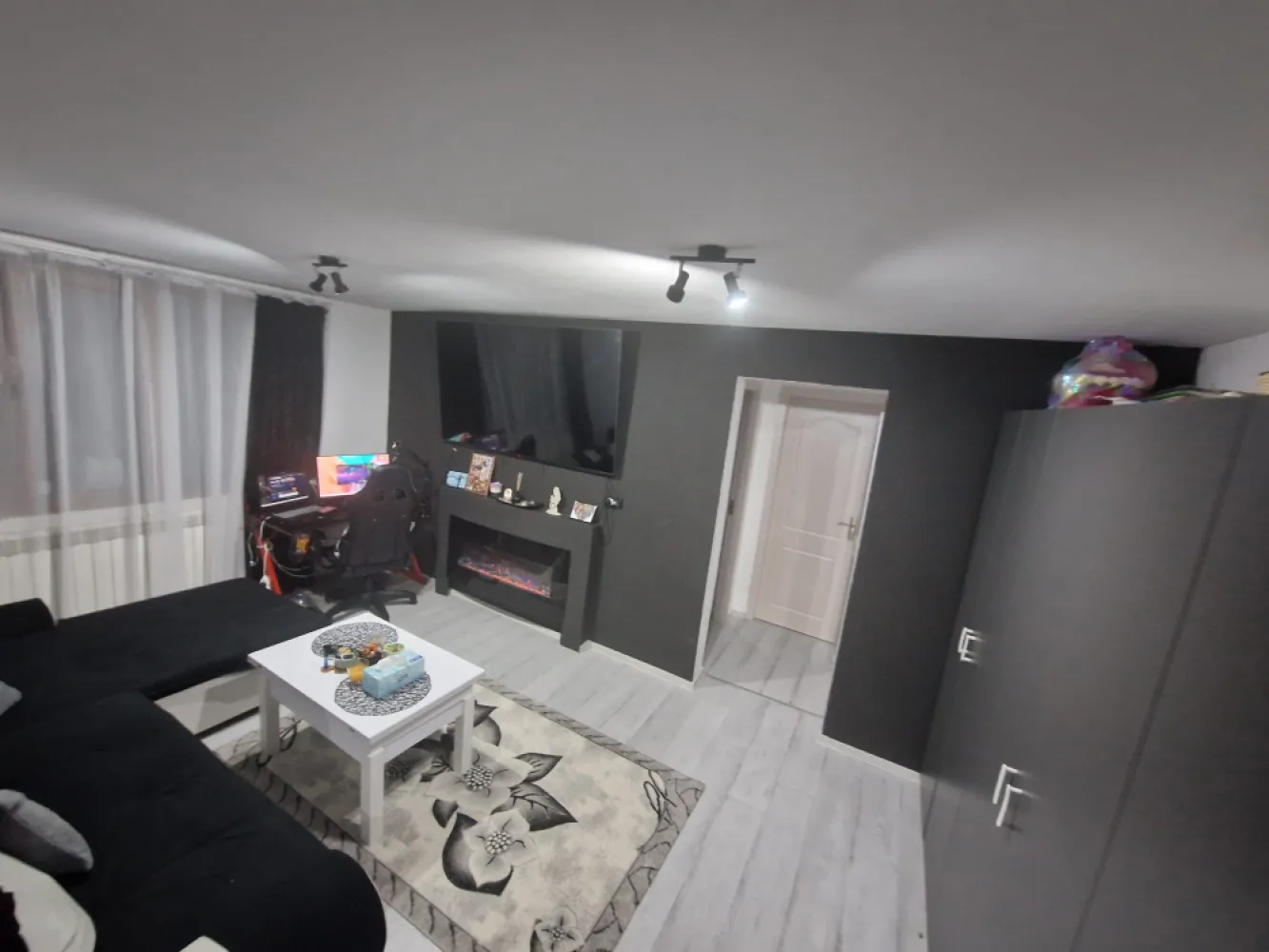 Vând apartament 2 camere Straja - Vând apartament 2 camere, 55 mp, situat la parter, complet renovat, cu îmbunătățiri multiple. Dispune de centrală proprie pe gaz, geamuri termopan tripan și este racordat separat la toate utilitățile. Zonă liniștită, posibilitate achiziție loc parcare. Zona verde, aproape de supermarketuri, spital, grădiniță și școală. Aproape de stațiunea Straja!Se vinde mobilat, gata de mutare.Blocul urmează să fie renovat complet, un plus important pentru investiție.Prețul este ușor negociabil, accept schimburi cu garsonieră și diferență. Plata în rate, prin notar, avans 20.000€ iar diferența în maxim 12 luni.Pentru detalii și vizionare, sunați cu încredere. }}