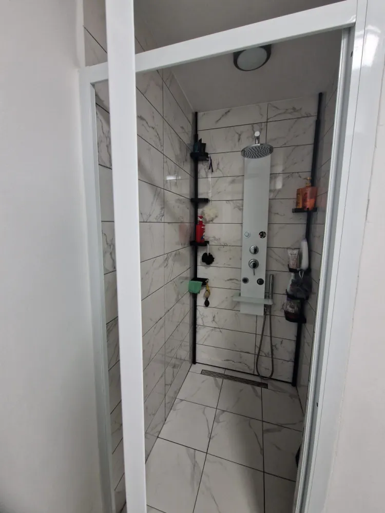 Vând apartament 2 camere Straja - Vând apartament 2 camere, 55 mp, situat la parter, complet renovat, cu îmbunătățiri multiple. Dispune de centrală proprie pe gaz, geamuri termopan tripan și este racordat separat la toate utilitățile. Zonă liniștită, posibilitate achiziție loc parcare. Zona verde, aproape de supermarketuri, spital, grădiniță și școală. Aproape de stațiunea Straja!Se vinde mobilat, gata de mutare.Blocul urmează să fie renovat complet, un plus important pentru investiție.Prețul este ușor negociabil, accept schimburi cu garsonieră și diferență. Plata în rate, prin notar, avans 20.000€ iar diferența în maxim 12 luni.Pentru detalii și vizionare, sunați cu încredere. }}