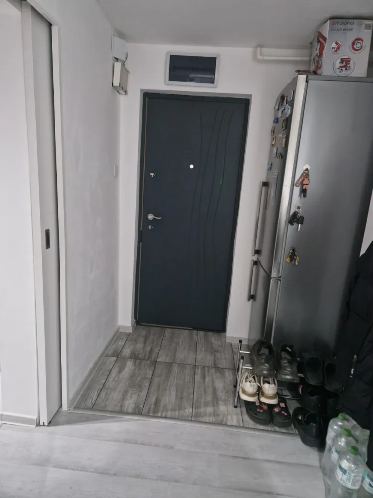 Vând apartament 2 camere Straja - Vând apartament 2 camere, 55 mp, situat la parter, complet renovat, cu îmbunătățiri multiple. Dispune de centrală proprie pe gaz, geamuri termopan tripan și este racordat separat la toate utilitățile. Zonă liniștită, posibilitate achiziție loc parcare. Zona verde, aproape de supermarketuri, spital, grădiniță și școală. Aproape de stațiunea Straja!Se vinde mobilat, gata de mutare.Blocul urmează să fie renovat complet, un plus important pentru investiție.Prețul este ușor negociabil, accept schimburi cu garsonieră și diferență. Plata în rate, prin notar, avans 20.000€ iar diferența în maxim 12 luni.Pentru detalii și vizionare, sunați cu încredere. }}