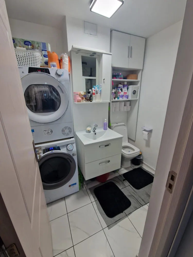 Vând apartament 2 camere Straja - Vând apartament 2 camere, 55 mp, situat la parter, complet renovat, cu îmbunătățiri multiple. Dispune de centrală proprie pe gaz, geamuri termopan tripan și este racordat separat la toate utilitățile. Zonă liniștită, posibilitate achiziție loc parcare. Zona verde, aproape de supermarketuri, spital, grădiniță și școală. Aproape de stațiunea Straja!Se vinde mobilat, gata de mutare.Blocul urmează să fie renovat complet, un plus important pentru investiție.Prețul este ușor negociabil, accept schimburi cu garsonieră și diferență. Plata în rate, prin notar, avans 20.000€ iar diferența în maxim 12 luni.Pentru detalii și vizionare, sunați cu încredere. }}