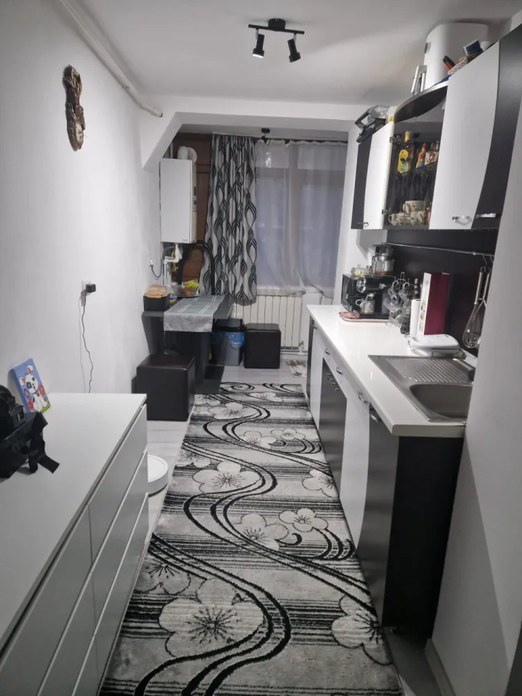 Vând apartament 2 camere Straja