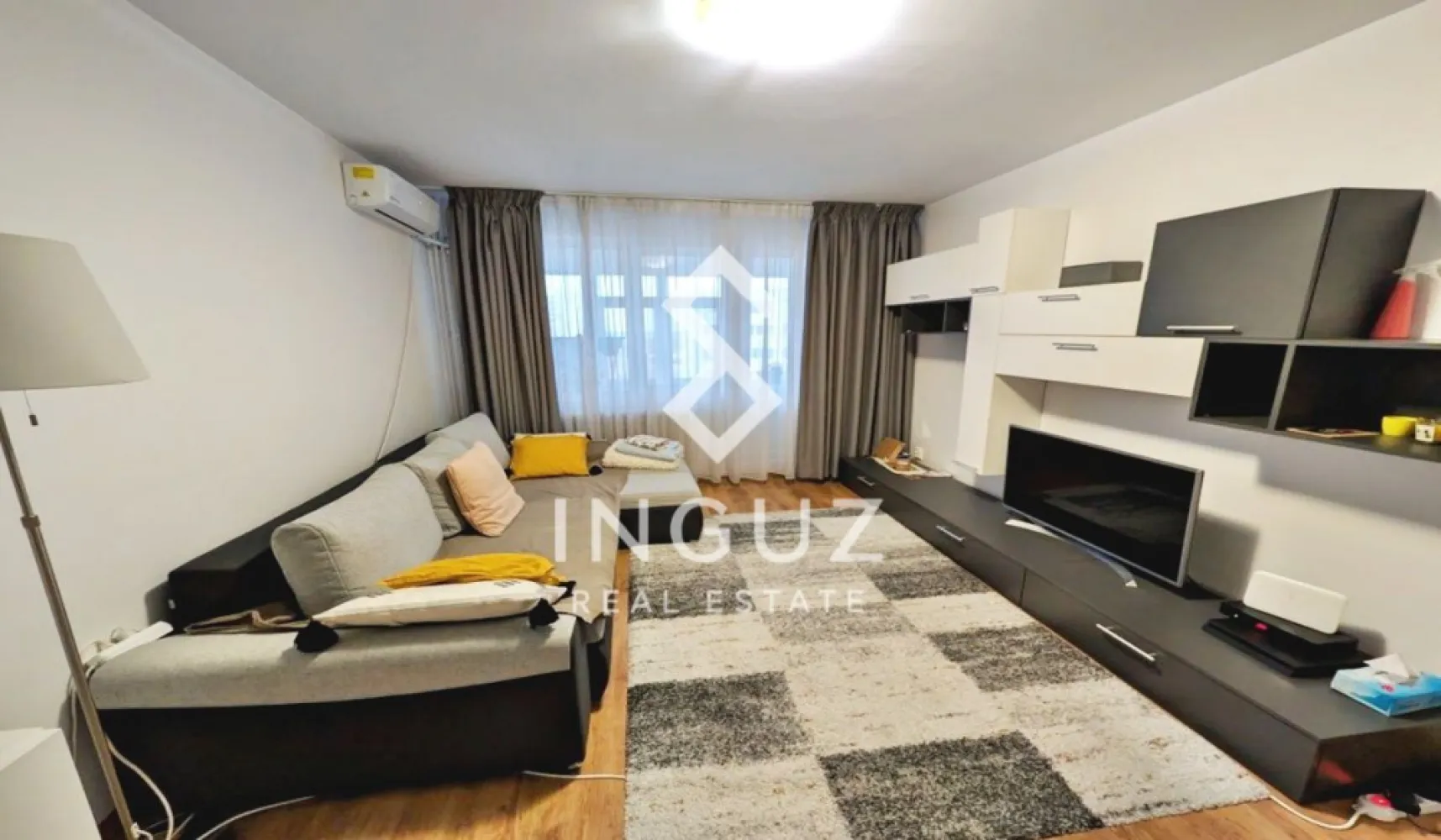 Apartament 2 camere de închiriat | Titan – Auchan Titan, București - Apartament 2 camere de închiriat | Titan – Auchan Titan, București Preț: 550 € Comision agenție: 50% Locație: Titan – în apropiere de Auchan Titan 2 minute de stația de tramvai 10 minute de stația de metrou 1 Decembrie 1918 Detalii proprietate: Tip: apartament 2 camere Compartimentare: decomandat Suprafață utilă: 50 m² Balcon: 3 m² Etaj: 9 / 10 An construcție: înainte de 1977 Bloc reabilitat termic Loc de parcare inclus Disponibilitate: imediată Dotări: Complet mobilat și utilat Aer condiționat Frigider TV Bucătărie complet echipată Cuptor cu microunde Mașină de spălat rufe 2 debarale pentru depozitare Descriere: Apartament spațios de 2 camere, situat într-o zonă bine conectată din Titan, aproape de Auchan și mijloace de transport. Locuința este decomandată, oferind un spațiu bine organizat, complet mobilat și utilat, pregătit pentru mutare imediată. Etajul 9 oferă lumină naturală și o priveliște deschisă, iar blocul este reabilitat termic pentru un confort sporit. Condiții: Se închiriază către cupluri Pentru mai multe poze și detalii / For more photos & details: www.inguzrealestate.com Inguz Real Estate 📱 +40 774 017 567 (WhatsApp) 📱 +40 724 922 092 ✉️ info@inguzrealestate.com }}