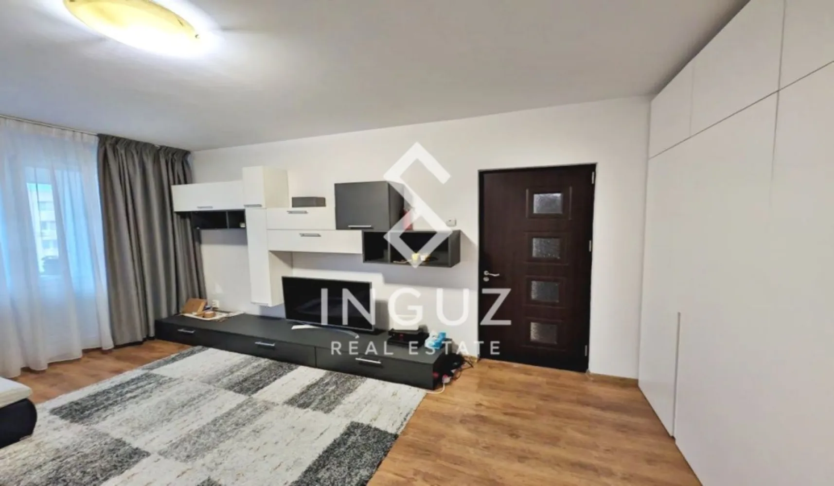 Apartament 2 camere de închiriat | Titan – Auchan Titan, București - Apartament 2 camere de închiriat | Titan – Auchan Titan, București Preț: 550 € Comision agenție: 50% Locație: Titan – în apropiere de Auchan Titan 2 minute de stația de tramvai 10 minute de stația de metrou 1 Decembrie 1918 Detalii proprietate: Tip: apartament 2 camere Compartimentare: decomandat Suprafață utilă: 50 m² Balcon: 3 m² Etaj: 9 / 10 An construcție: înainte de 1977 Bloc reabilitat termic Loc de parcare inclus Disponibilitate: imediată Dotări: Complet mobilat și utilat Aer condiționat Frigider TV Bucătărie complet echipată Cuptor cu microunde Mașină de spălat rufe 2 debarale pentru depozitare Descriere: Apartament spațios de 2 camere, situat într-o zonă bine conectată din Titan, aproape de Auchan și mijloace de transport. Locuința este decomandată, oferind un spațiu bine organizat, complet mobilat și utilat, pregătit pentru mutare imediată. Etajul 9 oferă lumină naturală și o priveliște deschisă, iar blocul este reabilitat termic pentru un confort sporit. Condiții: Se închiriază către cupluri Pentru mai multe poze și detalii / For more photos & details: www.inguzrealestate.com Inguz Real Estate 📱 +40 774 017 567 (WhatsApp) 📱 +40 724 922 092 ✉️ info@inguzrealestate.com }}