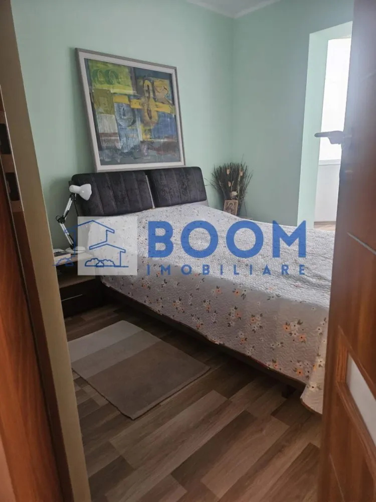 Apartament 3 camere | Zona Ultracentrala | Etaj 1 | 92.17 MP TOTAL - BOOM Imobiliare vă propune spre vânzare un apartament cu 3 camere, situat ultracentral, la etajul 1, ideal pentru cei care își doresc confort și acces rapid către toate punctele de interes ale orașului.

Apartamentul are o suprafață utilă de 67,27 mp și este compartimentat eficient în living, bucătărie, două dormitoare și două băi. Se vinde complet mobilat și utilat, fiind pregătit pentru mutare imediată.

Locuința beneficiază de două balcoane, iar împreună cu acestea suprafața totală este de 92,17 mp. În plus, proprietatea include o boxă de 10 mp, cadastrată, un avantaj important pentru spațiul de depozitare.

Datorită poziționării ultracentrale, compartimentării practice și dotărilor complete, acest apartament reprezintă o alegere excelentă atât pentru locuit, cât și pentru investiție.

Pentru mai multe informații și programarea unei vizionări, contactați BOOM Imobiliare. CP3226117