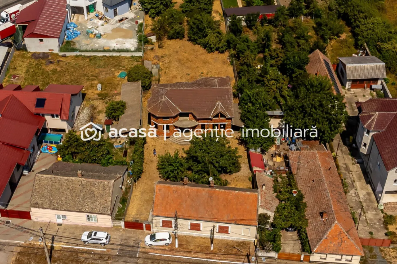 Două case pe Calea Radnei comision 0 - Oportunitate unică de achiziție! Casa la roșu cu un proiect minunat, cu o suprafata construita de 475 mp si 14 camere, amplasata pe un teren generos de 1.100 mp cu 2 fronturi stradale mari - 24 m pe Calea Radnei si 35 m pe strada Lipovei. Proprietatea include si o a doua casă la stradă, cu 3 camere, baie, pivnita, având o suprafață construita de 110 mp. Preț de listare 287.000 euro ceea ce poziționează prețul pe mp construit sub 500 - și este negociabil! Acesta este momentul perfect pentru a transforma această proprietate într-un camin de vis! Contactează-mă pentru mai multe detalii la 0724 694 458 -Dorel Veres consultantimobiliarAcasăArad- și nu rata șansa de a investi intr-un viitor stralucit! }}