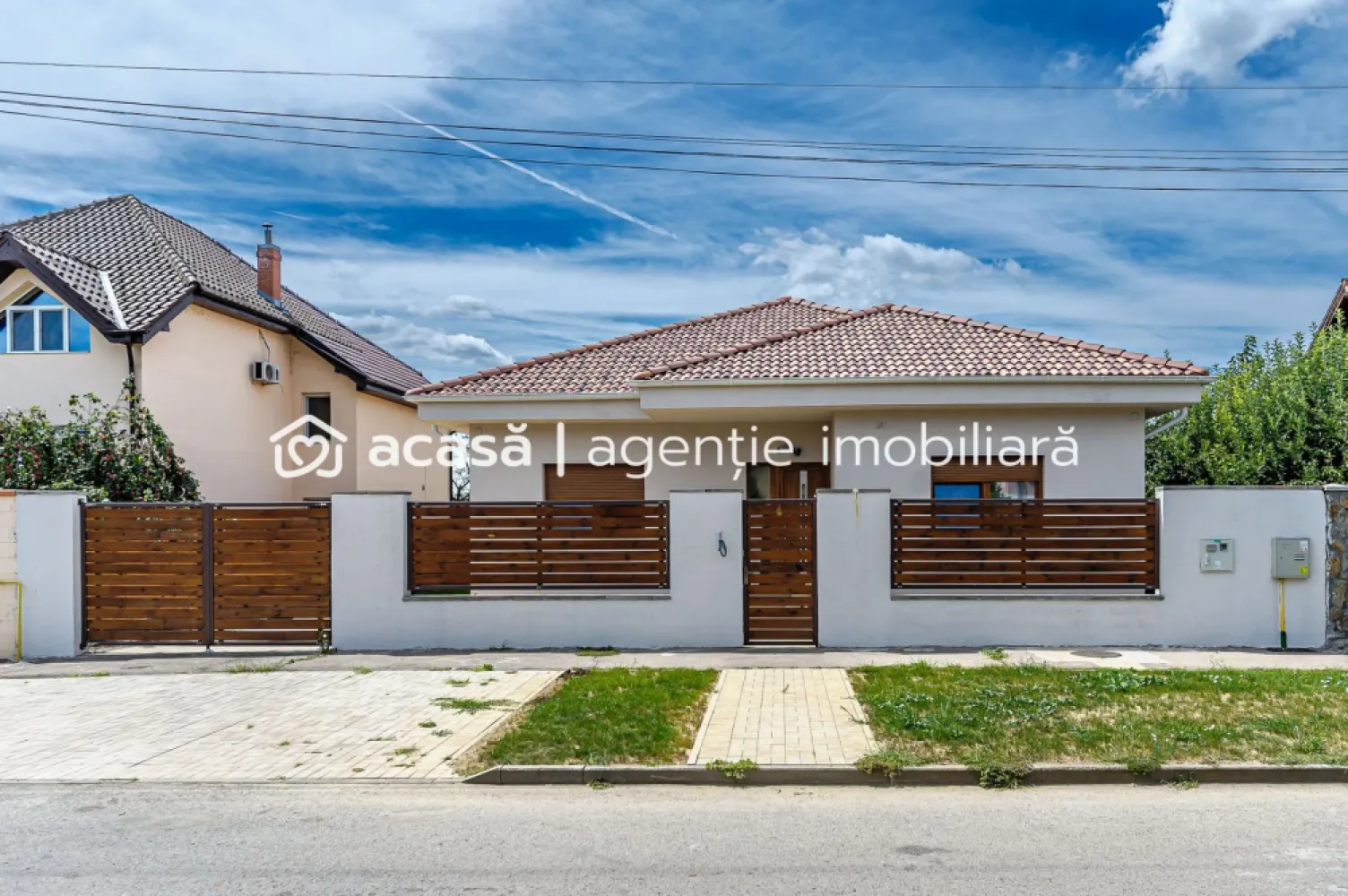 Vilă nouă superbă tip mediteranean, zona Tabacovici - Cauți oportunitatea de a locui într- o vilă nouă din zona exclusivistă și dezirabilă a orașului, *Tabacovici Aradul Nou*? Atunci am plăcerea de a vă oferi spre achiziție o bijuterie: vilă de tip mediteranean la sol, finalizată la cheie, mobilată și utilată. Ca și unicitate a vilei avem înălțimea camerelor de 3 metri, precum și dimensiuni generoase a fiecărei camere în parte, atât dressingul cât și camera tehnică având peste 10 respectiv 8 mp utili. Proprietatea se află pe un teren de 510 mp, iar construcția se desfășoară pe 200,17 mp, oferindu-vă suficient spațiu locuibil pentru a vă bucura de confortul și intimitatea căminului dumneavoastră. Spațiul verde al proprietății este de 195,45mp, iar cel al aleilor pavate de 97,42mp. Imobilul este construit la cele mai înalte standarde de calitate și lux, cu atenție la fiecare detaliu și finisaj. Aventura prin care această proprietate să devină ”acasă” începe cu un telefon. Sună-mă la 0724694458 pentru detalii și vizionare. Sunt Dorel Vereș, consultant imobiliar Acasă Arad.Nu dispui de toată suma? Te ajutăm noi gratuit! Îți obținem oferte de la 16 bănci. Ai o proprietate de vânzare în Arad și vrei să știi cât valorează cu adevărat? Sună-mă pentru o evaluare gratuită, fără obligații. Birou: ACASĂ | Agenție imobiliară Arad Bulevardul Decebal 2, Arad 310133 }}