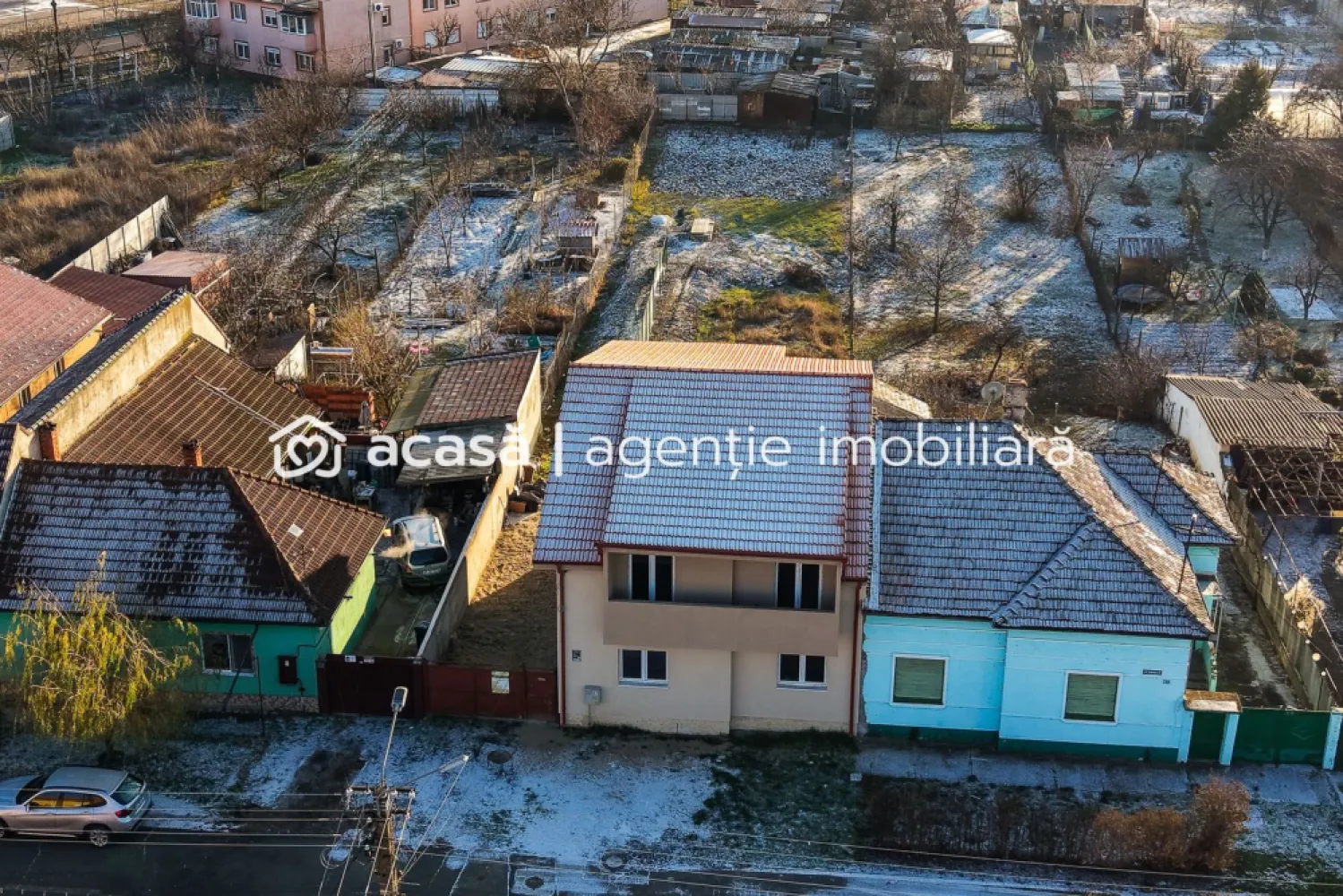 Casă nouă cu etaj semifinalizată în Aradul Nou - Vă ofer spre vânzare o casă nouă semifinalizată, cu etaj, 3 dormitoare și 2 balcoane, comision 0% la cumpărător. Detalii Proprietate: Tip: Casă nouă cu etaj, edificată în 2023-2024, cu o suprafață construită de 233,35 mp Suprafață teren: 588 mp Camere: 4 (3 dormitoare, dintre care unul matrimonial cu baie proprie) Băi: 3 Living: Spațios, ideal pentru momentele de relaxare Bucătărie: Închisă, perfectă pentru gătit în liniște Stadiu: Parterul este la tencuială gri, iar etajul este la roșu, oferind oportunitatea de a personaliza spațiul conform preferințelor tale. Această casă reprezintă o oportunitate rară de a te bucura de confortul și liniștea unei zone excelente, perfectă pentru familii sau pentru cei care doresc să investească într-un cămin de vis. Pentru detalii și vizionare contactați-mă la: 0724 694 458 Dorel Vereș Consultant Imobiliar Acasă Arad Nu dispui de toată suma? Te ajutăm noi gratuit! Îți obținem oferte de la 16 bănci. Ai o proprietate de vânzare în Arad și vrei să știi cât valorează cu adevărat? Sună-mă pentru o evaluare gratuită, fără obligații. Birou: ACASĂ | Agenție imobiliară Arad Bulevardul Decebal 2, Arad 310133 }}