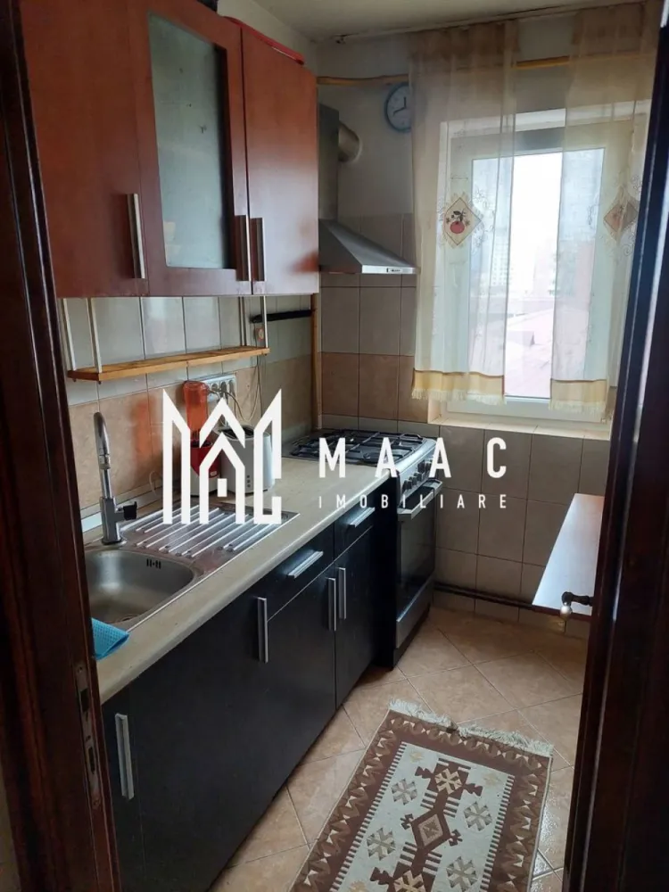 Apartament 3 camere | Ostroveni | Hermes | mobilat si utilat | centrala - MAAC IMOBILIARE vă propune spre vânzare un apartament 3 camere decomandat, etaj 7/10 complet mobilat și utilat – zona Hermes, Ostroveni | Râmnicu Vâlcea MAAC IMOBILIARE vă prezintă o oportunitate excelentă de achiziție: un apartament cu 3 camere, decomandat, situat într-una dintre cele mai apreciate zone ale municipiului Râmnicu Vâlcea – Hermes, în cartierul Ostroveni. Proprietatea se remarcă prin compartimentarea eficientă, poziționarea avantajoasă la etaj intermediar și faptul că se vinde complet mobilată și utilată, fiind pregătită pentru mutare imediată, fără investiții suplimentare. Suprafețe: Suprafață utilă: 47,61 mp Balcon: 3,91 mp Suprafață totală: 51,52 mp Etaj: 7 din 10 Etaj intermediar – echilibru ideal între confort termic și priveliște Bloc cu regim de înălțime P+10 Compartimentare practică și funcțională: -Living generos, luminos, ideal pentru relaxare și socializare -Două dormitoare bine dimensionate, potrivite atât pentru familie, cât și pentru birou/guest room -Bucătărie separată, eficient organizată -Baie -Balcon – spațiu suplimentar pentru depozitare sau relaxare Compartimentarea decomandată oferă intimitate și un flux optim al spațiului, fiind potrivită pentru orice tip de familie. Dotări și finisaje: Se vinde complet mobilat și utilat, conform fotografiilor Centrală termică proprie – control eficient al costurilor și confort termic sporit Mobilier bine întreținut Electrocasnice incluse Spații bine optimizate pentru depozitare Apartament luminos, cu expunere favorabilă Avantaje cheie: -Mutare imediată – nu necesită renovări -Etaj intermediar (7/10) – confort și siguranță -Compartimentare decomandată (foarte căutată) -Ideal atât pentru locuit, cât și pentru investiție -Priveliște deschisă și lumină naturală pe tot parcursul zilei Localizare – zona Hermes, Ostroveni: Imobilul este amplasat într-o zonă cu acces facil către toate punctele de interes: -magazine și supermarketuri -școli și grădinițe -farmacii și servicii -mijloace de transport în comun Zona este recunoscută pentru liniște, accesibilitate și infrastructură bine dezvoltată. Ideal pentru: -familie sau cuplu care își dorește o locuință gata de mutare -investiție sigură, cu potențial ridicat de închiriere Pentru mai multe informații sau pentru programarea unei vizionări, contactați echipa MAAC IMOBILIARE! CP3017918 }}
