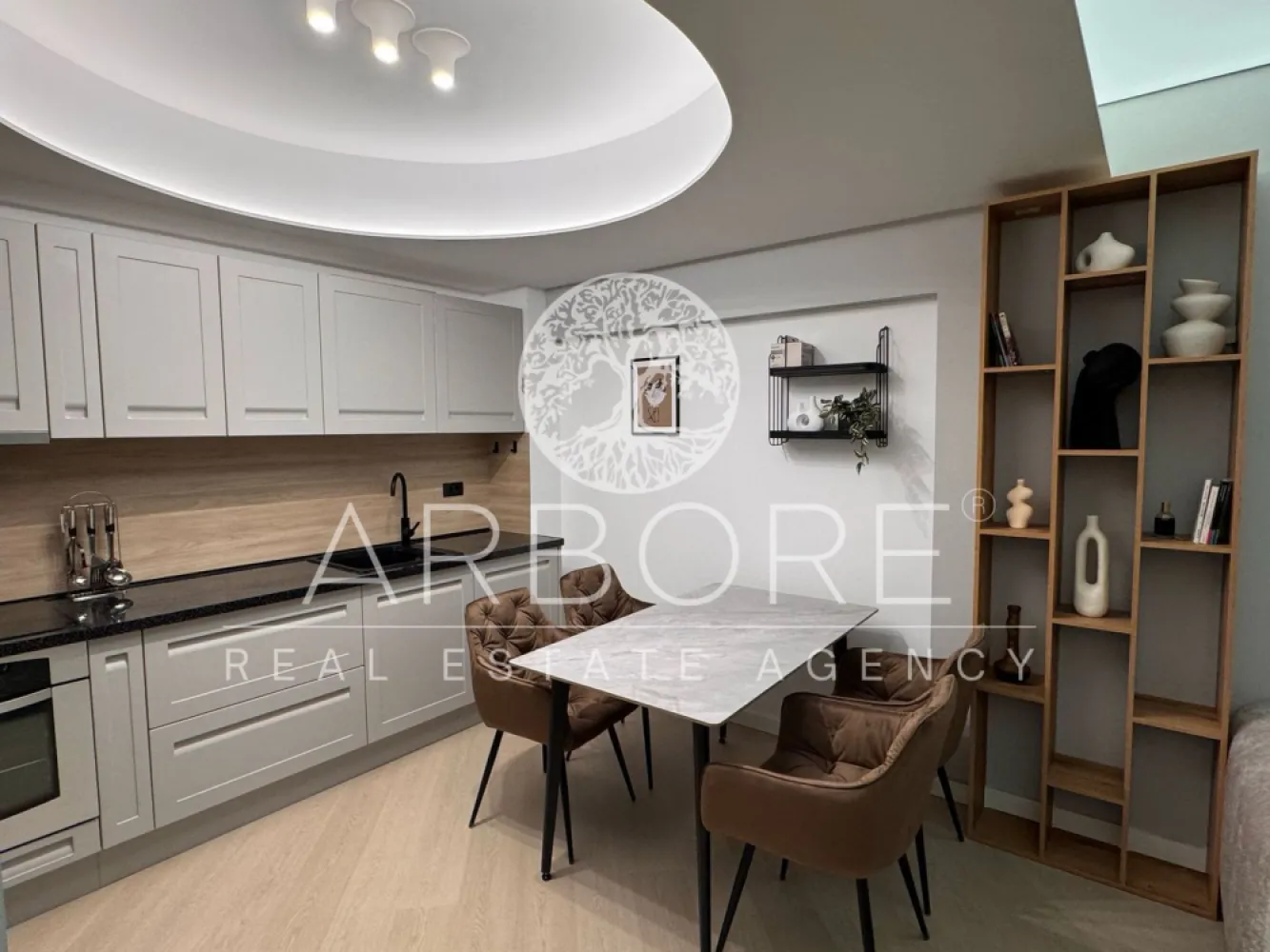 Apartament 3 camere de lux de închiriat mobilat si utilat – Pipera - Arbore Real Estate vă propune spre închiriere un apartament nou, cu 3 camere, situat la etajul 7 din 9, într-un complex rezidențial exclusivist din Pipera, cu loc de parcare inclus. 📐 Compartimentare: decomandat 📍 Locație: Pipera – complex premium 🛋️ Mobilat & utilat complet, gata de mutat 🚗 Loc de parcare inclus Dotări și finisaje de top: 2 grupuri sanitare Aer condiționat multisplit în toate camerele (LG) Uși interioare tip Filomuro Iluminat LED și tavane extensibile Barissol Balcon-terasă spațios, cu mobilă de exterior (fotolii și canapea) Mobilier de lux și finisaje premium Centrala termică individuală Ariston Bucătărie complet echipată: Plită cu inducție & cuptor Electrolux Mașină de spălat rufe cu uscător Mașină de spălat vase Cuptor cu microunde Veselă, tacâmuri, pahare, oale pentru inducție, aspirator, uscător de rufe, lenjerie, etc. Dormitoare: Dormitor matrimonial cu pat și saltea latex (40 cm), pilotă, perne de calitate superioară Dormitor secundar cu dressing generos – poate fi amenajat ca birou sau cameră copil, în funcție de nevoi Complexul oferă un stil de viață premium: 🏊‍♂️ Bazin semiolimpic de înot 🏃‍♂️ Pistă de alergare de peste 1,5 km 🧘‍♀️ Centru fitness & wellness 🛍️ Zonă comercială proprie 🚗 Parcare subterană și supraterană 🌳 Peste 10.000 mp de spații verzi amenajate Finisaje premium ale complexului: Fațadă ventilată SwissPearl Balcoane cu pardoseală flotantă Tâmplărie din aluminiu Schuco Ascensoare Otis Ușă metalică securizată Pinum/Piacentini Obiecte sanitare Daniel Rubinetterie Parchet Balterio Plăci ceramice Keratile 💼 Disponibil din 20.05.2026 Comision agentie 50% 💬 Pentru mai multe detalii sau programarea unei vizionări, nu ezitați să ne contactați! Cu deosebită considerație, Arbore Real Estate 📞 Robert Gurban – Broker Imobiliar 📧 robert@arbore.ro 🌐 www.arbore.ro 📱 +40 757 741 768 }}