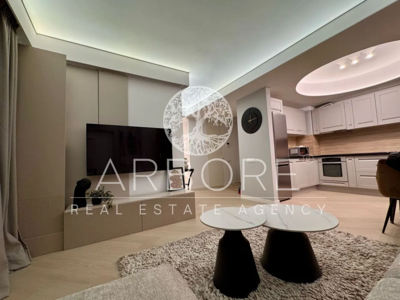 Apartament 3 camere de lux de închiriat mobilat si utilat – Pipera - Arbore Real Estate vă propune spre închiriere un apartament nou, cu 3 camere, situat la etajul 7 din 9, într-un complex rezidențial exclusivist din Pipera, cu loc de parcare inclus. 📐 Compartimentare: decomandat 📍 Locație: Pipera – complex premium 🛋️ Mobilat & utilat complet, gata de mutat 🚗 Loc de parcare inclus Dotări și finisaje de top: 2 grupuri sanitare Aer condiționat multisplit în toate camerele (LG) Uși interioare tip Filomuro Iluminat LED și tavane extensibile Barissol Balcon-terasă spațios, cu mobilă de exterior (fotolii și canapea) Mobilier de lux și finisaje premium Centrala termică individuală Ariston Bucătărie complet echipată: Plită cu inducție & cuptor Electrolux Mașină de spălat rufe cu uscător Mașină de spălat vase Cuptor cu microunde Veselă, tacâmuri, pahare, oale pentru inducție, aspirator, uscător de rufe, lenjerie, etc. Dormitoare: Dormitor matrimonial cu pat și saltea latex (40 cm), pilotă, perne de calitate superioară Dormitor secundar cu dressing generos – poate fi amenajat ca birou sau cameră copil, în funcție de nevoi Complexul oferă un stil de viață premium: 🏊‍♂️ Bazin semiolimpic de înot 🏃‍♂️ Pistă de alergare de peste 1,5 km 🧘‍♀️ Centru fitness & wellness 🛍️ Zonă comercială proprie 🚗 Parcare subterană și supraterană 🌳 Peste 10.000 mp de spații verzi amenajate Finisaje premium ale complexului: Fațadă ventilată SwissPearl Balcoane cu pardoseală flotantă Tâmplărie din aluminiu Schuco Ascensoare Otis Ușă metalică securizată Pinum/Piacentini Obiecte sanitare Daniel Rubinetterie Parchet Balterio Plăci ceramice Keratile 💼 Disponibil din 20.05.2026 Comision agentie 50% 💬 Pentru mai multe detalii sau programarea unei vizionări, nu ezitați să ne contactați! Cu deosebită considerație, Arbore Real Estate 📞 Robert Gurban – Broker Imobiliar 📧 robert@arbore.ro 🌐 www.arbore.ro 📱 +40 757 741 768 }}