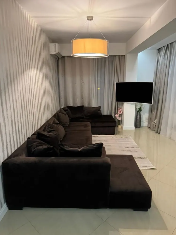 Apartament premium cu 2 camere, ultracentral, cu terasa- Prima Sucevei - Immosell vă propune spre vânzare un apartament premium cu 2 camere, situat ultracentral în Oradea, în complexul Prima Sucevei. Poziționat la etajul 5 din 10, apartamentul este complet mobilat și utilat premium, cu finisaje de calitate superioară și disponibilitate imediată. Proprietatea are o suprafață utilă de 53,74 mp, la care se adaugă un balcon de 8 mp aferent dormitorului și o terasă generoasă de 33,30 mp, cu acces direct din living. Suprafața totală utilă este de 95,10 mp, iar suprafața construită este de 119 mp. În preț este inclus și un loc de parcare subteran. Un apartament elegant, modern și exclusivist, ideal pentru locuire sau investiție. Preț: 174 000 euro neg. Contact Sorin Gligor - 0731 290 032 www.immosell.ro }}