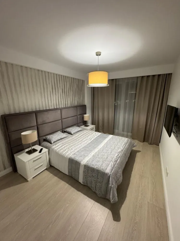 Apartament premium cu 2 camere, ultracentral, cu terasa- Prima Sucevei - Immosell vă propune spre vânzare un apartament premium cu 2 camere, situat ultracentral în Oradea, în complexul Prima Sucevei. Poziționat la etajul 5 din 10, apartamentul este complet mobilat și utilat premium, cu finisaje de calitate superioară și disponibilitate imediată. Proprietatea are o suprafață utilă de 53,74 mp, la care se adaugă un balcon de 8 mp aferent dormitorului și o terasă generoasă de 33,30 mp, cu acces direct din living. Suprafața totală utilă este de 95,10 mp, iar suprafața construită este de 119 mp. În preț este inclus și un loc de parcare subteran. Un apartament elegant, modern și exclusivist, ideal pentru locuire sau investiție. Preț: 174 000 euro neg. Contact Sorin Gligor - 0731 290 032 www.immosell.ro }}