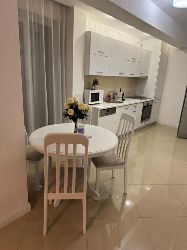 Apartament premium cu 2 camere, ultracentral, cu terasa- Prima Sucevei - Immosell vă propune spre vânzare un apartament premium cu 2 camere, situat ultracentral în Oradea, în complexul Prima Sucevei. Poziționat la etajul 5 din 10, apartamentul este complet mobilat și utilat premium, cu finisaje de calitate superioară și disponibilitate imediată. Proprietatea are o suprafață utilă de 53,74 mp, la care se adaugă un balcon de 8 mp aferent dormitorului și o terasă generoasă de 33,30 mp, cu acces direct din living. Suprafața totală utilă este de 95,10 mp, iar suprafața construită este de 119 mp. În preț este inclus și un loc de parcare subteran. Un apartament elegant, modern și exclusivist, ideal pentru locuire sau investiție. Preț: 174 000 euro neg. Contact Sorin Gligor - 0731 290 032 www.immosell.ro }}