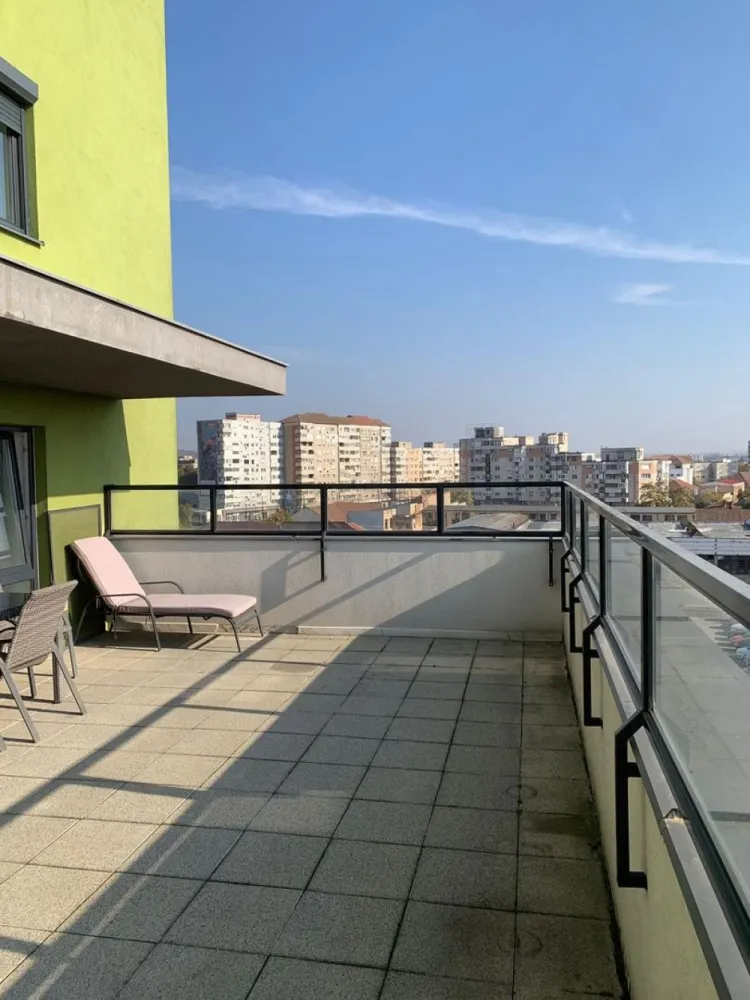Apartament premium cu 2 camere, ultracentral, cu terasa- Prima Sucevei - Immosell vă propune spre vânzare un apartament premium cu 2 camere, situat ultracentral în Oradea, în complexul Prima Sucevei. Poziționat la etajul 5 din 10, apartamentul este complet mobilat și utilat premium, cu finisaje de calitate superioară și disponibilitate imediată. Proprietatea are o suprafață utilă de 53,74 mp, la care se adaugă un balcon de 8 mp aferent dormitorului și o terasă generoasă de 33,30 mp, cu acces direct din living. Suprafața totală utilă este de 95,10 mp, iar suprafața construită este de 119 mp. În preț este inclus și un loc de parcare subteran. Un apartament elegant, modern și exclusivist, ideal pentru locuire sau investiție. Preț: 174 000 euro neg. Contact Sorin Gligor - 0731 290 032 www.immosell.ro }}