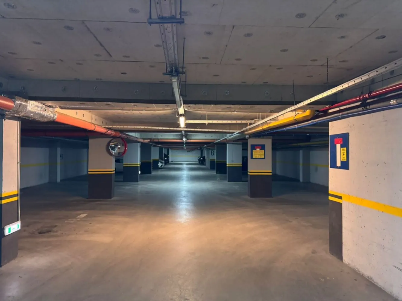 Apartament premium cu 2 camere, ultracentral, cu terasa- Prima Sucevei - Immosell vă propune spre vânzare un apartament premium cu 2 camere, situat ultracentral în Oradea, în complexul Prima Sucevei. Poziționat la etajul 5 din 10, apartamentul este complet mobilat și utilat premium, cu finisaje de calitate superioară și disponibilitate imediată. Proprietatea are o suprafață utilă de 53,74 mp, la care se adaugă un balcon de 8 mp aferent dormitorului și o terasă generoasă de 33,30 mp, cu acces direct din living. Suprafața totală utilă este de 95,10 mp, iar suprafața construită este de 119 mp. În preț este inclus și un loc de parcare subteran. Un apartament elegant, modern și exclusivist, ideal pentru locuire sau investiție. Preț: 174 000 euro neg. Contact Sorin Gligor - 0731 290 032 www.immosell.ro }}