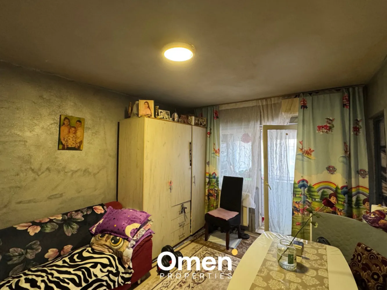 *Garsoniera 1 camera + spațiu suplimentar amenajat | strada victoriei langa restaurantul Pronto - Vând garsoniera 1 camera, situat în baia mare strada victoriei, confort 1,etaj 1, pe palierGarsoniera are o suprafață de 38 mp și este compartimentat astfel: o camera ,o baia ,o bucatarie,hol,balcon. Se vinde mobilat, fiind ideal atât pentru locuit, cât și pentru investiție.**Beneficiu important:** pe lângă suprafața din acte, apartamentul dispune de un **spațiu suplimentar amenajat**, utilizat în prezent ca dormitor.Acest spațiu este foarte practic și oferă un plus de confort și funcționalitate.Garsoniera este luminos, bine întreținut și situat într-o zonă cu acces facil la transport, școla, aproape de Vivo mall, aproape de Penny,spital Sf Maria,Mențiune: suprafața din acte este de 24.15 mp; spațiul suplimentar nu este inclus în documentația cadastrală.Preț:37.500 euro (ușor negociabil)Pentru mai multe detalii sau vizionare: 0772019374