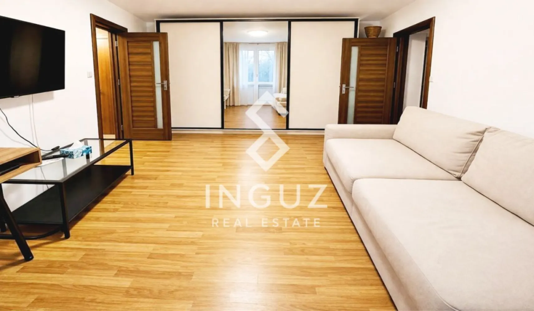 Apartament 2 camere de închiriat | Titan – IOR - Apartament 2 camere de închiriat | Titan – IOR 520 € / lună (negociabil) Location: Titan – IOR, București Etaj: 1 Suprafață utilă: 55 m² + balcon mare (pe toată lungimea sufrageriei) An construcție: 1977 – 1990 Tip: Apartament 2 camere Stare: Renovare recentă (2024) Disponibil: imediat Description (EN) Proprietar, ofer spre închiriere apartament cu 2 camere situat în zona Titan – IOR, într-o locație foarte bine conectată și liniștită. Apartamentul a fost renovat complet în 2024 și se află la etajul 1. Are acces din două străzi: Intrarea Horbotei și Aleea Buchetului. Locație excelentă: 7 minute de mers pe jos până la stația de metrou Titan 5 minute de Parcul IOR zonă verde, liniștită, cu acces rapid către punctele principale din oraș Apartamentul este ideal pentru locuire pe termen lung, oferind confort, lumină naturală și acces rapid la transport și facilități. Commission: 50% aplicabilă }}