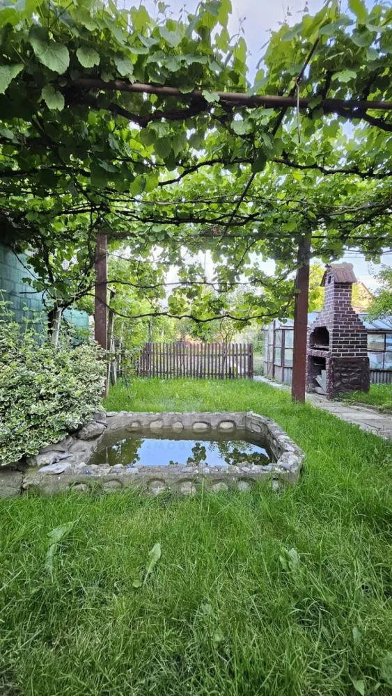 Casa individuala 144 mp utili garaj subteran pivnita si curte Turnisor - Agentia imobiliara Azura-Estate va propune spre vanzare o casa individuala, foarte bine intretinuta, cu o suprafata utila de 144 mp, compusa din living generos, 3 dormitoare, pivnita, garaj interior si teren 460 mp, edificata din caramida in anul 1999 si izolata exterior recent in zona Turnisor din Sibiu. Turnișor este unul dintre cartierele echilibrate și bine conectate ale Sibiului, apreciat pentru liniște, accesibilitate și atmosfera sa prietenoasă. Locuinta beneficiază de o amplasare foarte bună într-o zonă cu străzi aerisite, comunitate matură și acces rapid către principalele puncte ale orașului. În apropiere se găsesc parcuri, spații verzi și locuri de joacă, ideale pentru relaxare și activități în aer liber. Cartierul este bine deservit de magazine, supermarketuri, farmacii, cafenele și restaurante, oferind tot confortul necesar în imediata vecinătate. Transportul în comun asigură conexiuni rapide către toate direcțiile orașului. Locuinta reprezintă o alegere excelentă datorită prezenței școlilor, grădinițelor și after-school-urilor din zonă, precum și datorită atmosferei liniștite și sigure. Accesul facil către aeroport, zona industrială vest și principalele artere rutiere transformă acest cartier într-o opțiune ideală atât pentru locuit, cât și pentru investiție. Caracteristici si compartimentare: Parter: Living cu bucatarie open space Baie cu geam de aerisire Camera de zi (usor convertibila in birou sau dormitor) Hol de acces Debara pentru depozitare Camara Etaj: 3 dormitoare Baie cu fereastra de aerisire Balcon cu iesire din hol Subsol: Pivnita Curtea este amenajata cu pomi si plante ornamentale, loc pentru barbeque si sera pentru cultivare. Pretul acestei locuinte este de 239000 euro negociabil! Se accepta credit ipotecar! }}