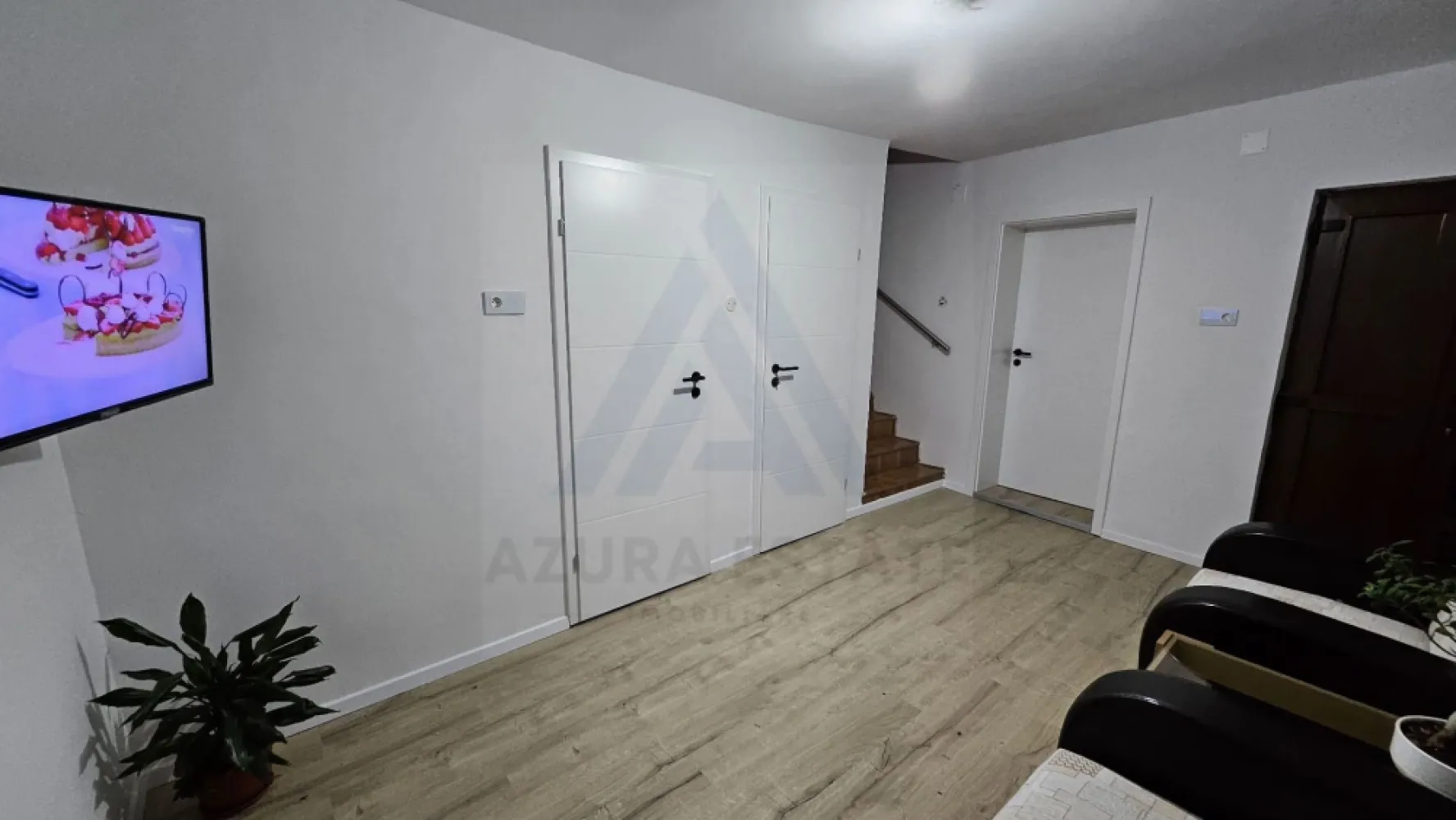 Casa individuala 144 mp utili garaj subteran pivnita si curte Turnisor - Agentia imobiliara Azura-Estate va propune spre vanzare o casa individuala, foarte bine intretinuta, cu o suprafata utila de 144 mp, compusa din living generos, 3 dormitoare, pivnita, garaj interior si teren 460 mp, edificata din caramida in anul 1999 si izolata exterior recent in zona Turnisor din Sibiu. Turnișor este unul dintre cartierele echilibrate și bine conectate ale Sibiului, apreciat pentru liniște, accesibilitate și atmosfera sa prietenoasă. Locuinta beneficiază de o amplasare foarte bună într-o zonă cu străzi aerisite, comunitate matură și acces rapid către principalele puncte ale orașului. În apropiere se găsesc parcuri, spații verzi și locuri de joacă, ideale pentru relaxare și activități în aer liber. Cartierul este bine deservit de magazine, supermarketuri, farmacii, cafenele și restaurante, oferind tot confortul necesar în imediata vecinătate. Transportul în comun asigură conexiuni rapide către toate direcțiile orașului. Locuinta reprezintă o alegere excelentă datorită prezenței școlilor, grădinițelor și after-school-urilor din zonă, precum și datorită atmosferei liniștite și sigure. Accesul facil către aeroport, zona industrială vest și principalele artere rutiere transformă acest cartier într-o opțiune ideală atât pentru locuit, cât și pentru investiție. Caracteristici si compartimentare: Parter: Living cu bucatarie open space Baie cu geam de aerisire Camera de zi (usor convertibila in birou sau dormitor) Hol de acces Debara pentru depozitare Camara Etaj: 3 dormitoare Baie cu fereastra de aerisire Balcon cu iesire din hol Subsol: Pivnita Curtea este amenajata cu pomi si plante ornamentale, loc pentru barbeque si sera pentru cultivare. Pretul acestei locuinte este de 239000 euro negociabil! Se accepta credit ipotecar! }}