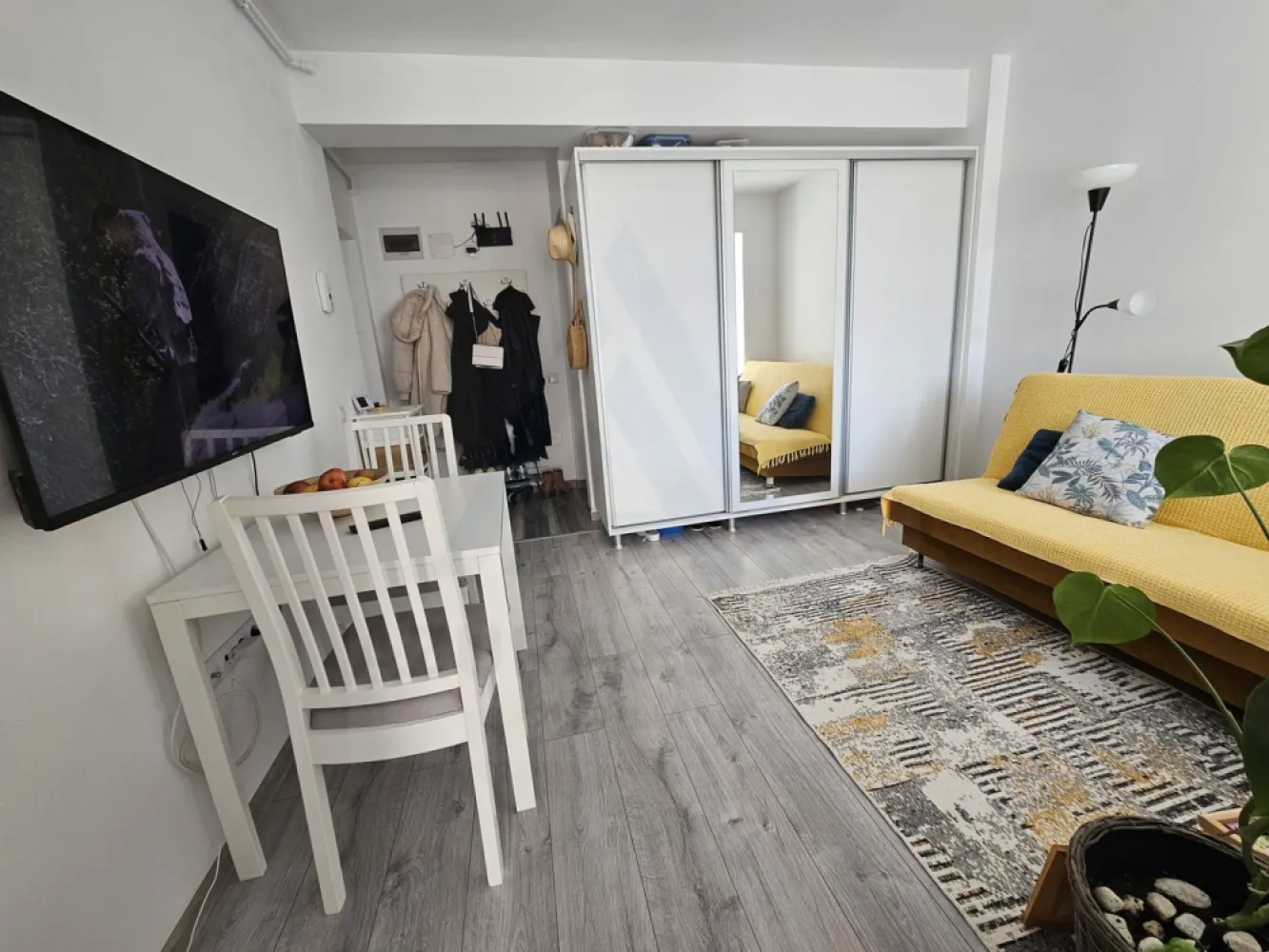 Studio dormitor separat etaj 2 cu parcare privata in Arhitectilor - Agenția imobiliara Azura Estate va propune spre vânzare un studio, cu o suprafață utilă de 31,5 mp utili, compus din zonă de living și dormit, bucătărie, baie și balcon, situat într-un imobil cu regim de înălțime scăzut, construit și izolat în anul 2021, în zona Cartierul Arhitecților din Sibiu. 📍 Zona Arhitecților este una dintre cele mai dinamice și căutate zone rezidențiale, cu dezvoltare modernă și comunitate tânără. În apropiere se regăsesc magazine, cafenele, farmacii, grădinițe și alte puncte de interes. 🌳 Zona oferă acces rapid către oraș și un stil de viață echilibrat. Caracteristici si compartimentare: 🛋️ Living – spațiu luminos, complet utilat 🛏️ Zonă de dormit – prevăzută cu pat cu spațiu de depozitare 🍽️ Bucătărie – echipată complet 🛁 Baie – modernă și bine organizată 🌿 Balcon – cu vedere către munte 🚗 Loc de parcare – privat, inclus ✨ Dotări și avantaje: 🪑 Mobilat și utilat complet 🏡 Imobil nou, construit în 2021 🌄 Vedere deschisă 🏡 Compartimentare eficientă 🌿 Zonă în plină dezvoltare 💶 Prețul de vânzare este de 74000 euro, negociabil! }}