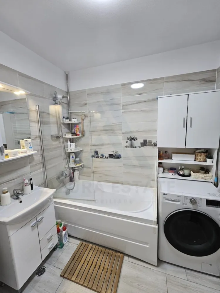 Studio dormitor separat etaj 2 cu parcare privata in Arhitectilor - Agenția imobiliara Azura Estate va propune spre vânzare un studio, cu o suprafață utilă de 31,5 mp utili, compus din zonă de living și dormit, bucătărie, baie și balcon, situat într-un imobil cu regim de înălțime scăzut, construit și izolat în anul 2021, în zona Cartierul Arhitecților din Sibiu. 📍 Zona Arhitecților este una dintre cele mai dinamice și căutate zone rezidențiale, cu dezvoltare modernă și comunitate tânără. În apropiere se regăsesc magazine, cafenele, farmacii, grădinițe și alte puncte de interes. 🌳 Zona oferă acces rapid către oraș și un stil de viață echilibrat. Caracteristici si compartimentare: 🛋️ Living – spațiu luminos, complet utilat 🛏️ Zonă de dormit – prevăzută cu pat cu spațiu de depozitare 🍽️ Bucătărie – echipată complet 🛁 Baie – modernă și bine organizată 🌿 Balcon – cu vedere către munte 🚗 Loc de parcare – privat, inclus ✨ Dotări și avantaje: 🪑 Mobilat și utilat complet 🏡 Imobil nou, construit în 2021 🌄 Vedere deschisă 🏡 Compartimentare eficientă 🌿 Zonă în plină dezvoltare 💶 Prețul de vânzare este de 74000 euro, negociabil! }}