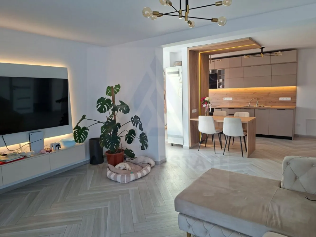 Casa moderna 4 camere 2 bai si curte libera 220 mp pe Calea Cisnadiei - Agentia imobiliara Azura Estates va propune spre vanzare o casa moderna, tip triplex (pozitionata pe colt ), superb amenajata cu materiale premium, locuita din iulie 2025, avand o suprafata utila de 119 mp, curte libera 200 mp, loc de parcare privat si terasa acoperita pe Calea Cisnadiei. Zona Calea Cisnădiei este una dintre cele mai dinamice arii rezidențiale din Sibiu. Oferă liniște, aer curat și o comunitate tânără, ideală pentru familii moderne. Accesul rapid către oraș și infrastructura în plină dezvoltare sporesc valoarea investiției. Detalii esențiale: Suprafață utilă: 119 mp Curte liberă: 200 mp Loc de parcare privat Terasă acoperită cu vedere spre munți Locuită din iulie 2025 Compartimentare și dotări: Living generos cu bucătărie open space, mobilat și utilat cu finisaje premium 3 dormitoare matrimoniale spațioase, complet mobilate Dressing dedicat, cu electrocasnice și zonă de călcat haine integrată 2 băi elegante, cu ferestre de aerisire, duș walk-in și cadă freestanding Terasă acoperită, perfectă pentru relaxare în aer liber Curte individuală – ideală pentru grădinărit, joacă sau petreceri în familie Pretul de vanzare al casei este de 215000 euro negociabil! }}