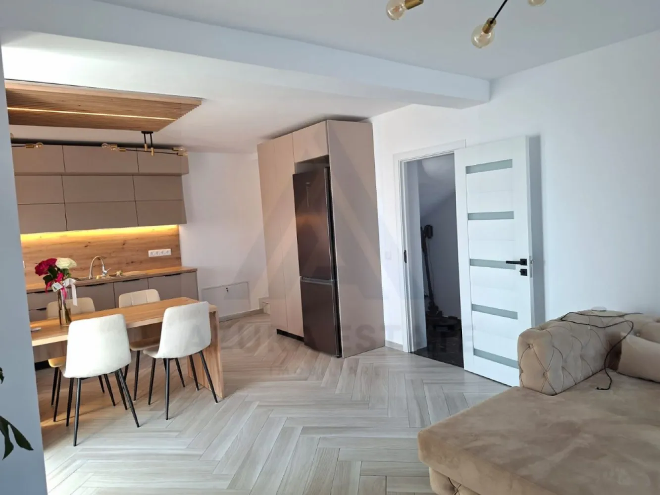 Casa moderna 4 camere 2 bai si curte libera 220 mp pe Calea Cisnadiei - Agentia imobiliara Azura Estates va propune spre vanzare o casa moderna, tip triplex (pozitionata pe colt ), superb amenajata cu materiale premium, locuita din iulie 2025, avand o suprafata utila de 119 mp, curte libera 200 mp, loc de parcare privat si terasa acoperita pe Calea Cisnadiei. Zona Calea Cisnădiei este una dintre cele mai dinamice arii rezidențiale din Sibiu. Oferă liniște, aer curat și o comunitate tânără, ideală pentru familii moderne. Accesul rapid către oraș și infrastructura în plină dezvoltare sporesc valoarea investiției. Detalii esențiale: Suprafață utilă: 119 mp Curte liberă: 200 mp Loc de parcare privat Terasă acoperită cu vedere spre munți Locuită din iulie 2025 Compartimentare și dotări: Living generos cu bucătărie open space, mobilat și utilat cu finisaje premium 3 dormitoare matrimoniale spațioase, complet mobilate Dressing dedicat, cu electrocasnice și zonă de călcat haine integrată 2 băi elegante, cu ferestre de aerisire, duș walk-in și cadă freestanding Terasă acoperită, perfectă pentru relaxare în aer liber Curte individuală – ideală pentru grădinărit, joacă sau petreceri în familie Pretul de vanzare al casei este de 215000 euro negociabil! }}