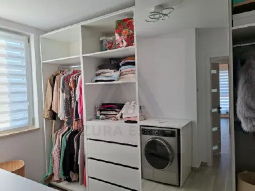 Casa moderna 4 camere 2 bai si curte libera 220 mp pe Calea Cisnadiei