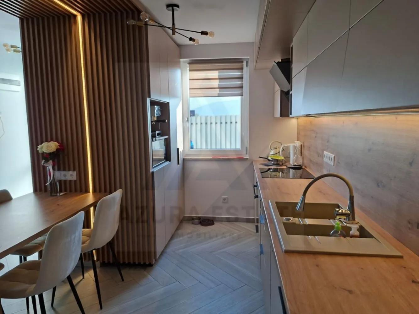 Casa moderna 4 camere 2 bai si curte libera 220 mp pe Calea Cisnadiei - Agentia imobiliara Azura Estates va propune spre vanzare o casa moderna, tip triplex (pozitionata pe colt ), superb amenajata cu materiale premium, locuita din iulie 2025, avand o suprafata utila de 119 mp, curte libera 200 mp, loc de parcare privat si terasa acoperita pe Calea Cisnadiei. Zona Calea Cisnădiei este una dintre cele mai dinamice arii rezidențiale din Sibiu. Oferă liniște, aer curat și o comunitate tânără, ideală pentru familii moderne. Accesul rapid către oraș și infrastructura în plină dezvoltare sporesc valoarea investiției. Detalii esențiale: Suprafață utilă: 119 mp Curte liberă: 200 mp Loc de parcare privat Terasă acoperită cu vedere spre munți Locuită din iulie 2025 Compartimentare și dotări: Living generos cu bucătărie open space, mobilat și utilat cu finisaje premium 3 dormitoare matrimoniale spațioase, complet mobilate Dressing dedicat, cu electrocasnice și zonă de călcat haine integrată 2 băi elegante, cu ferestre de aerisire, duș walk-in și cadă freestanding Terasă acoperită, perfectă pentru relaxare în aer liber Curte individuală – ideală pentru grădinărit, joacă sau petreceri în familie Pretul de vanzare al casei este de 215000 euro negociabil! }}